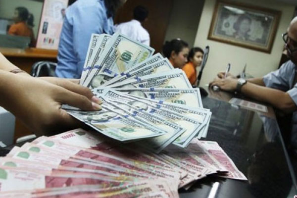 Illustrasi: Petugas gerai penukaran mata uang asing di Jakarta, menunjukkan dolar Amerika Serikat dan rupiah 