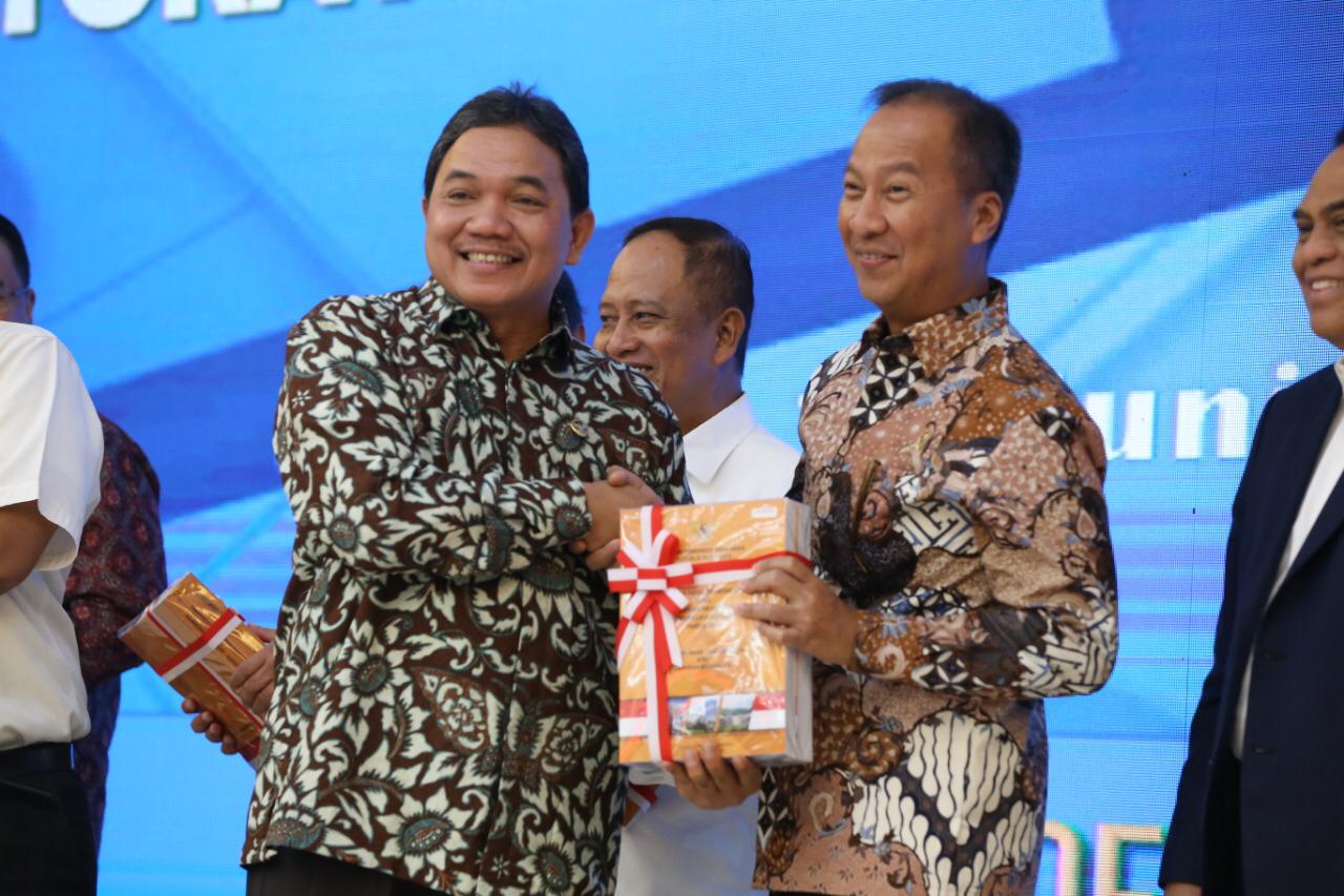 Mensos Agus Gumiwang Kartasasmita saat menerima predikat WTP dari anggota III BPK Achsanul Qosasi di Jakarta, Senin (17/6).