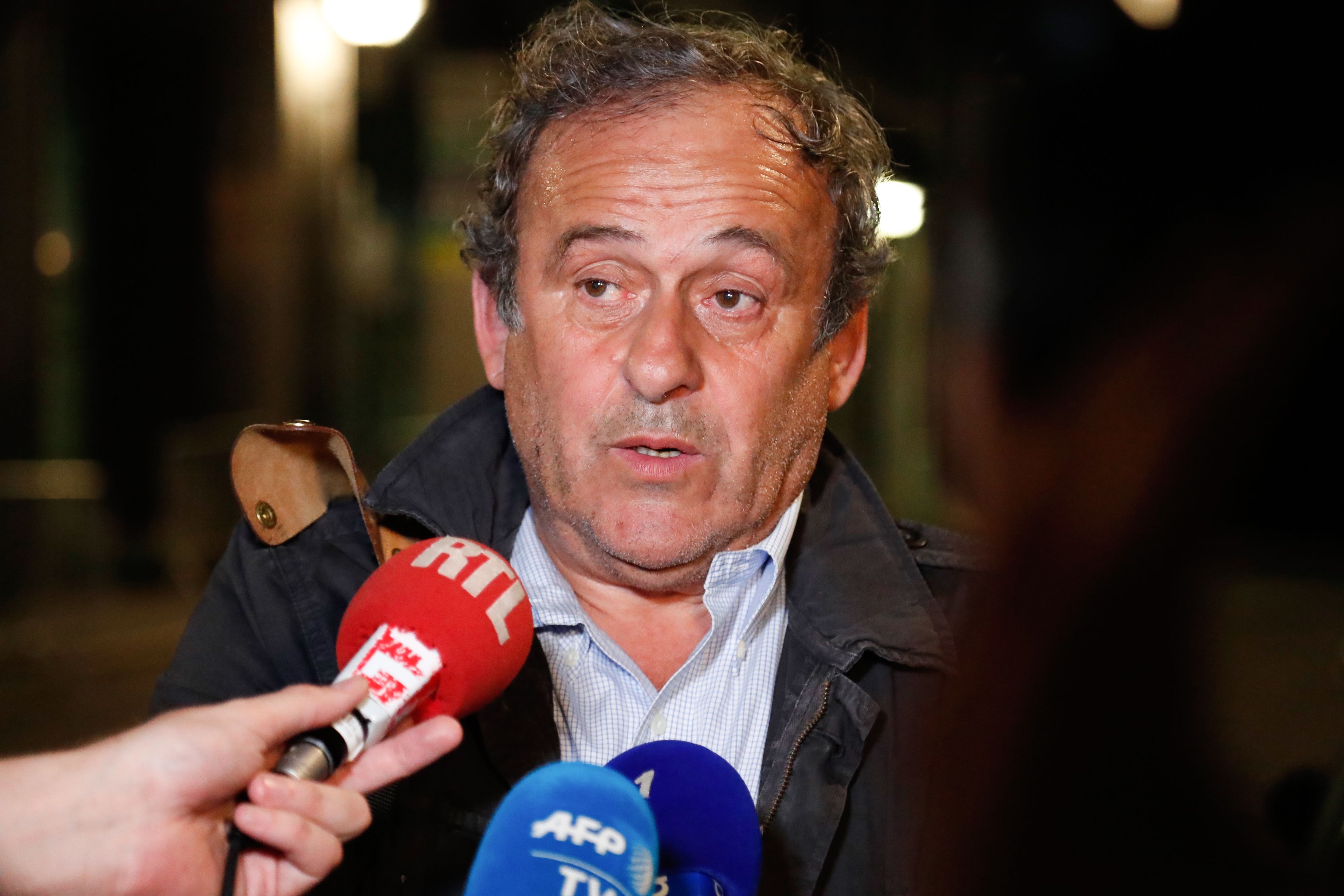 Michel Platini berbicara kepada media usai diperiksa polisi.