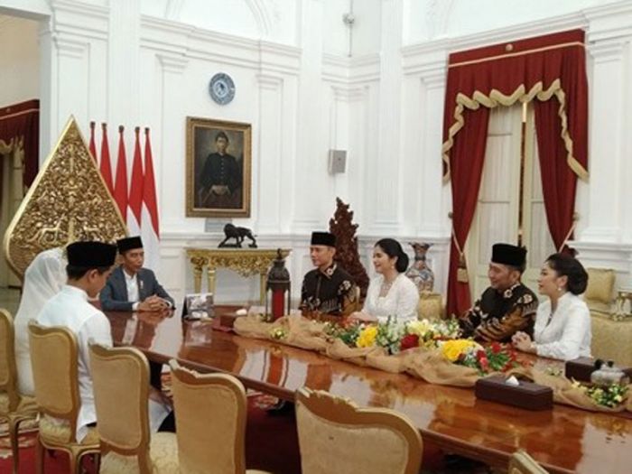 Dua putra SBY, Agus Harimurti Yudhoyono dan Edhie Baskoro Yudhoyono saat bersilaturahim dengan Presiden Jokowi, Rabu (5/6)
