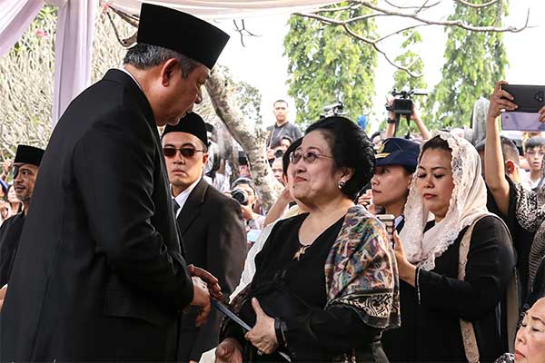 Presiden ke-6 Susilo Bambang Yudhoyono (kiri) berbincang dengan Presiden Ke-5 Megawati Soekarnoputri (kanan)