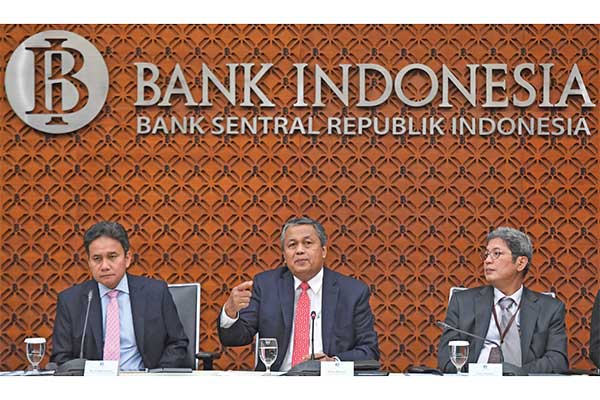 Gubernur BI Perry Warjiyo didampingi Deputi Gubernur BI Erwin Rijanto (kanan) dan Deputi Gubernur Senior BI Mirza Adityaswara