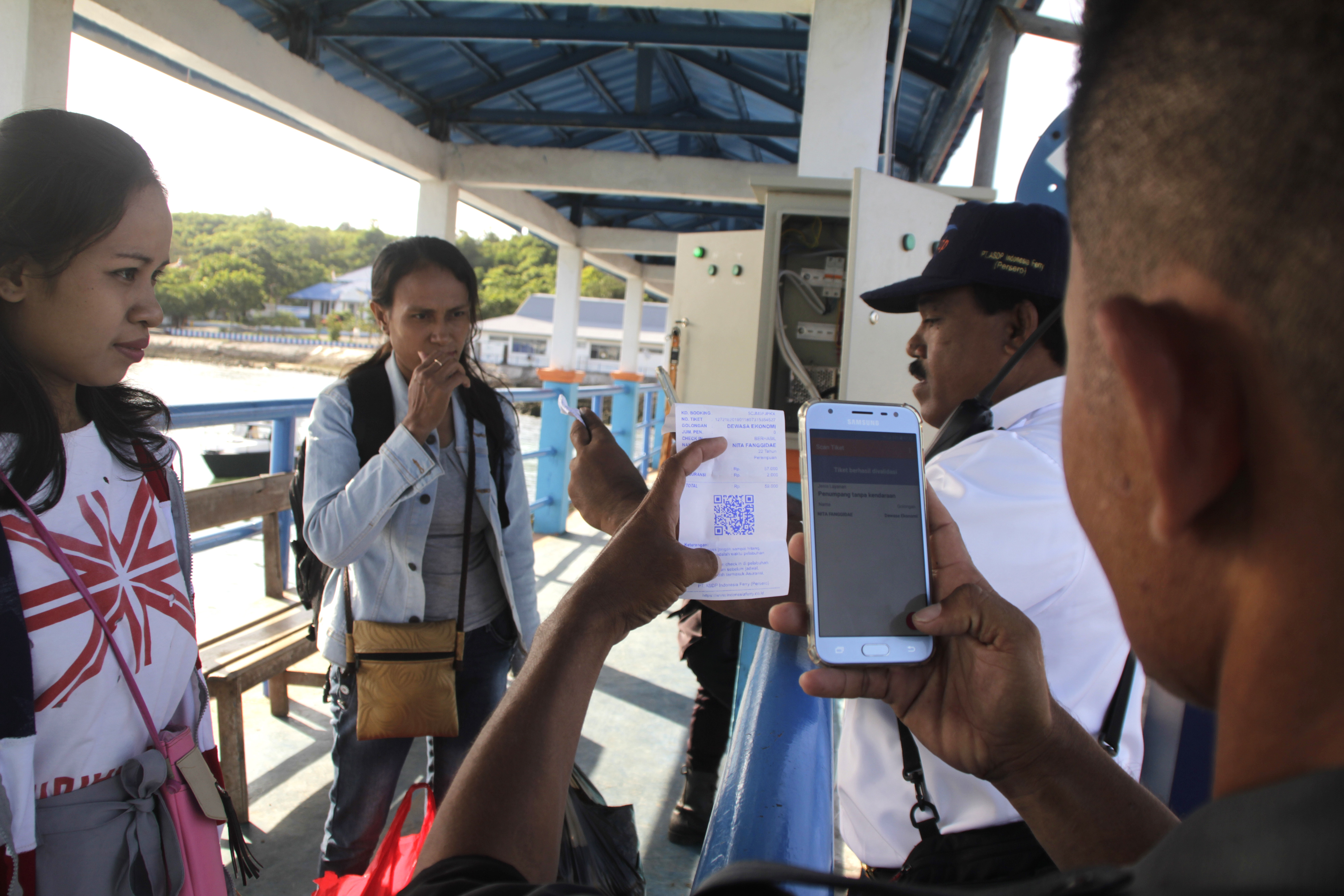 Beberapa penumpang menunggu kapal beroperasi di Pelabuhan Kupang, NTT. ASDP Kupang Tutup Sementara 8 Rute Pelayaran akibat cuaca buruk.