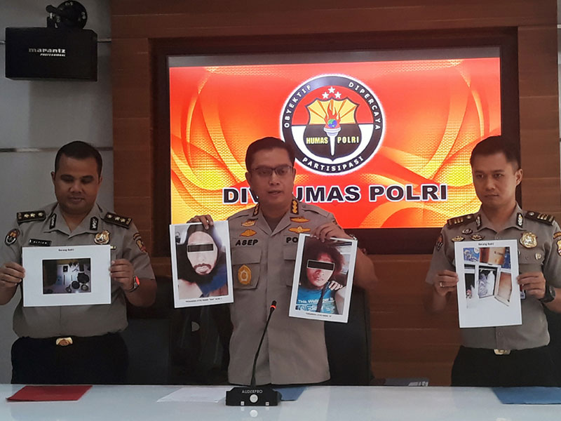 Kepala Bagian Penerangan Umum Polri Kombes Pol Asep Adi Saputra (tengah) menunjukkan foto terduga teroris yang berhasil ditangkap.