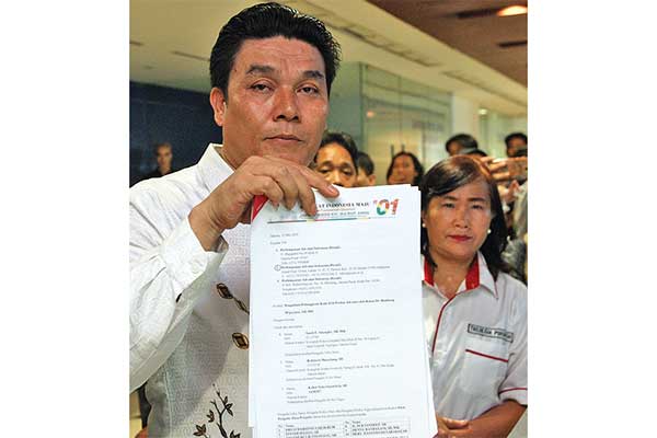 MELANGGAR KODE ETIK: Perwakilan Advokat Indonesia Maju (AIM) Sandi Situngkir menyerahkan surat laporan dugaan pelanggaran kode etik kepada P