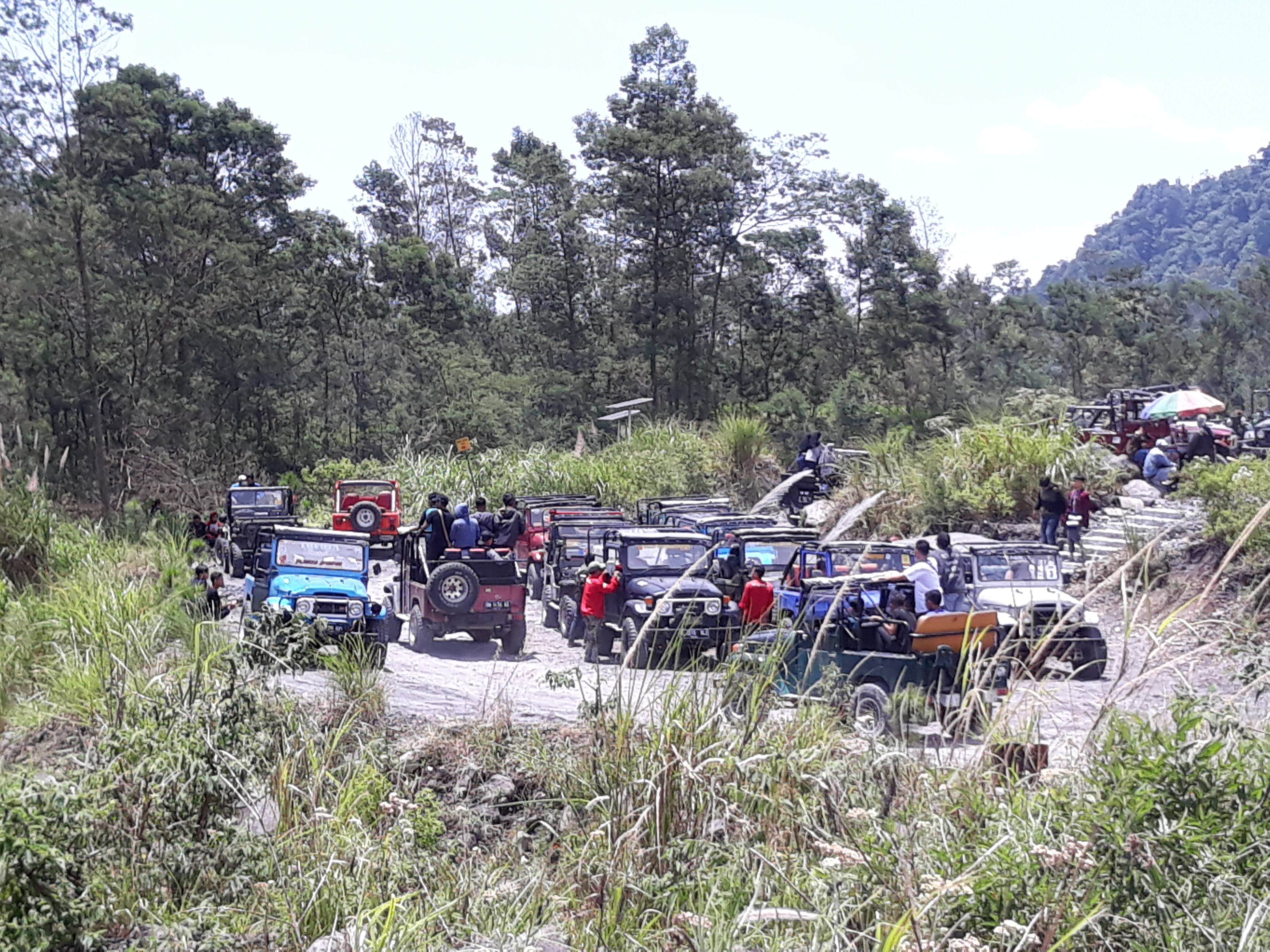 Mobil jip yang digunakan untuk safari melintasi kawasan lereng Gunung Merapi di Sleman, DI Yogyakarta, beberapa waktu silam. 