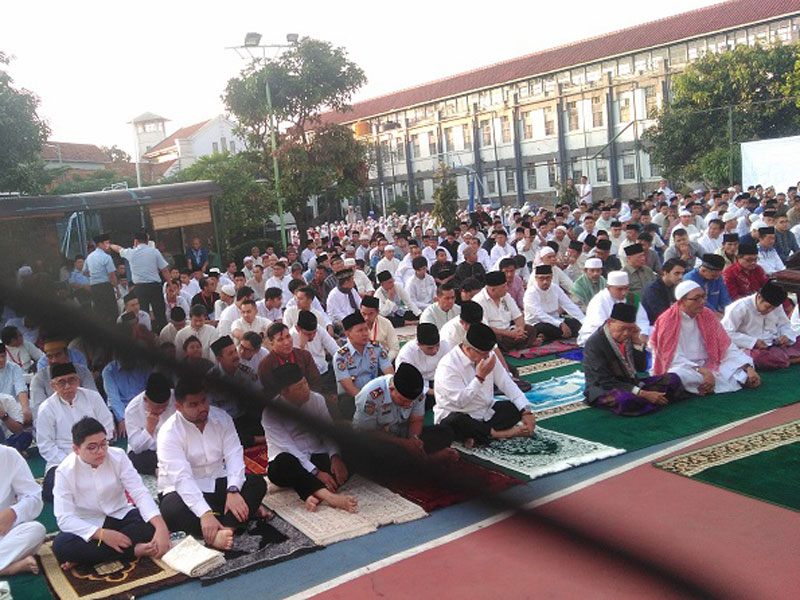 Para warga binaan Lapas Sukamiskin Bandung melakukan solat Ied di halaman Lapas.