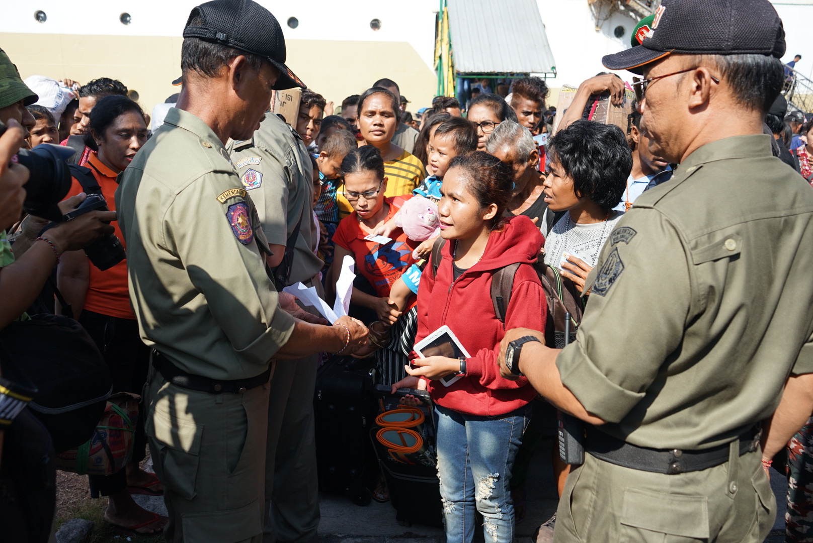 Inspeksi kependudukan oleh tim gabungan di Pelabuhan Benoa, Bali, Jumat (7/6).