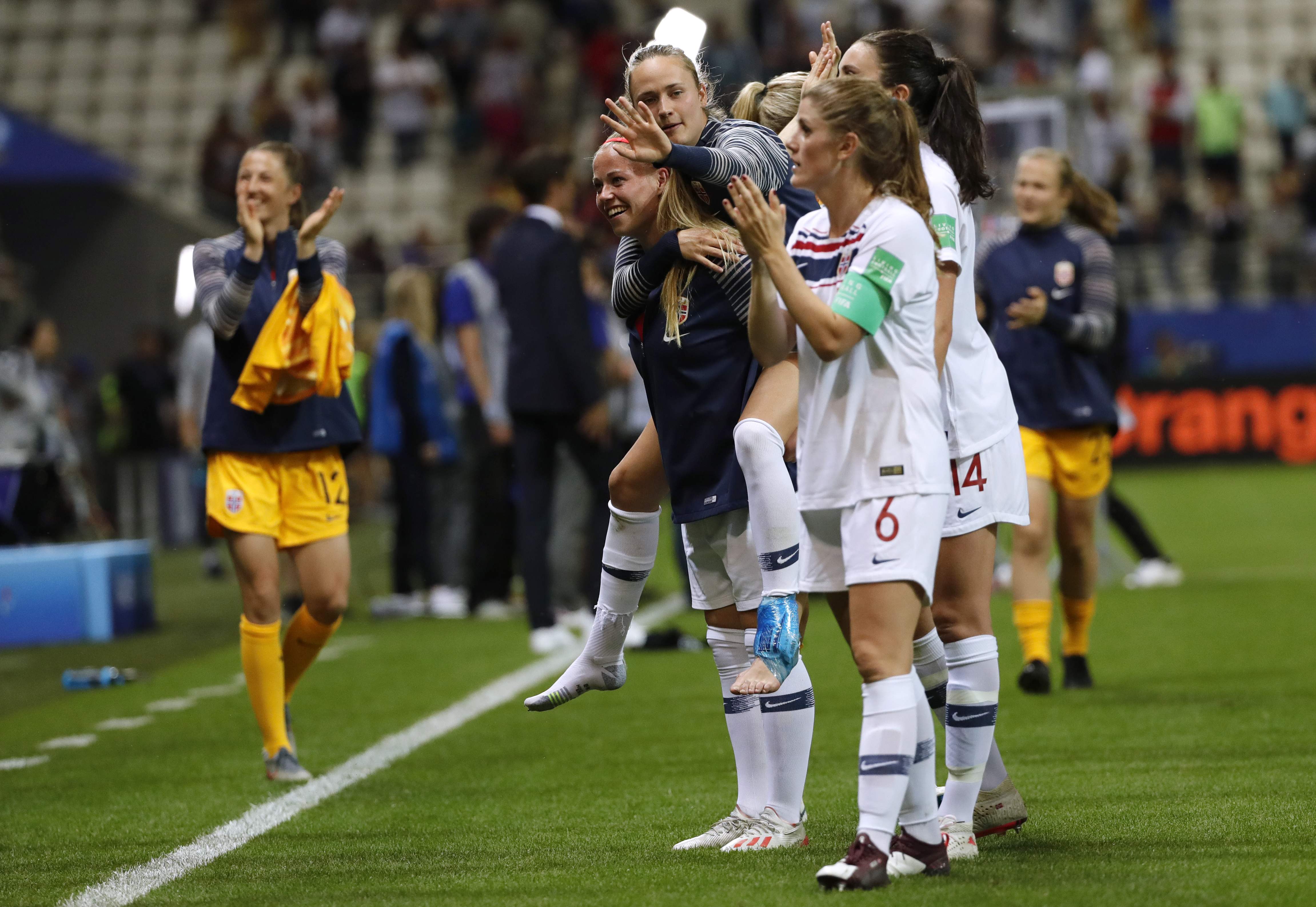 Para pemain Norwegia merayakan kemenangan mereka atas Korsel di laga Piala Dunia Putri.