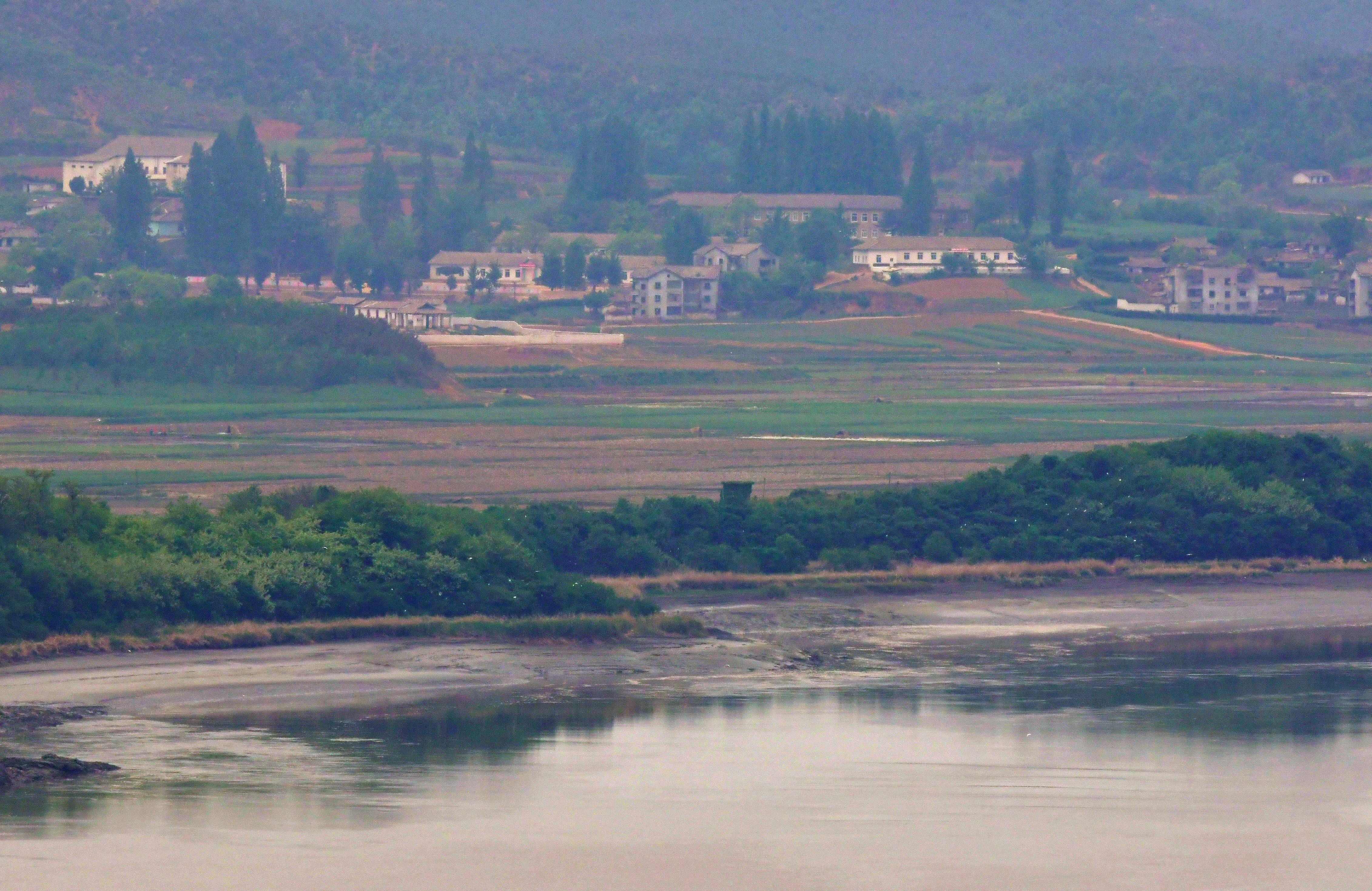 Kabupaten perbatasan Korea Utara Kaepoong terlihat dari pos pengamatan Korea Selatan di Paju dekat Zona Demiliterisasi (DMZ).