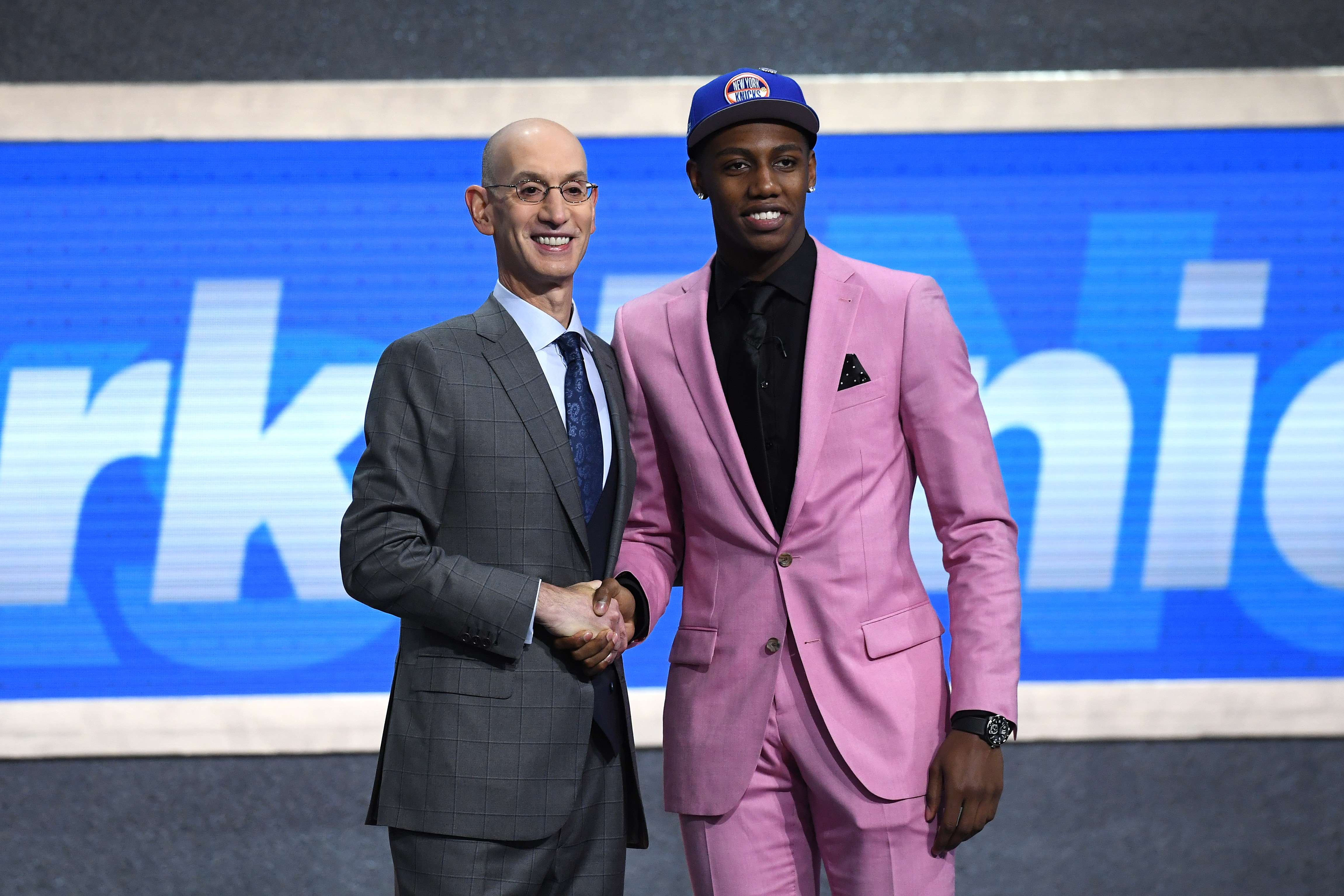 RJ Barrett, pemain yang didatangkan Knicks lewat draft urutan ketiga, kanan) berpose dengan Komisioner NBA Adam Silver