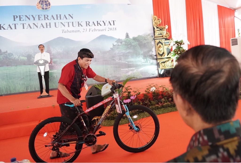 Presiden bagikan sertifikat tanah di Tabanan, Jumat (23/2).