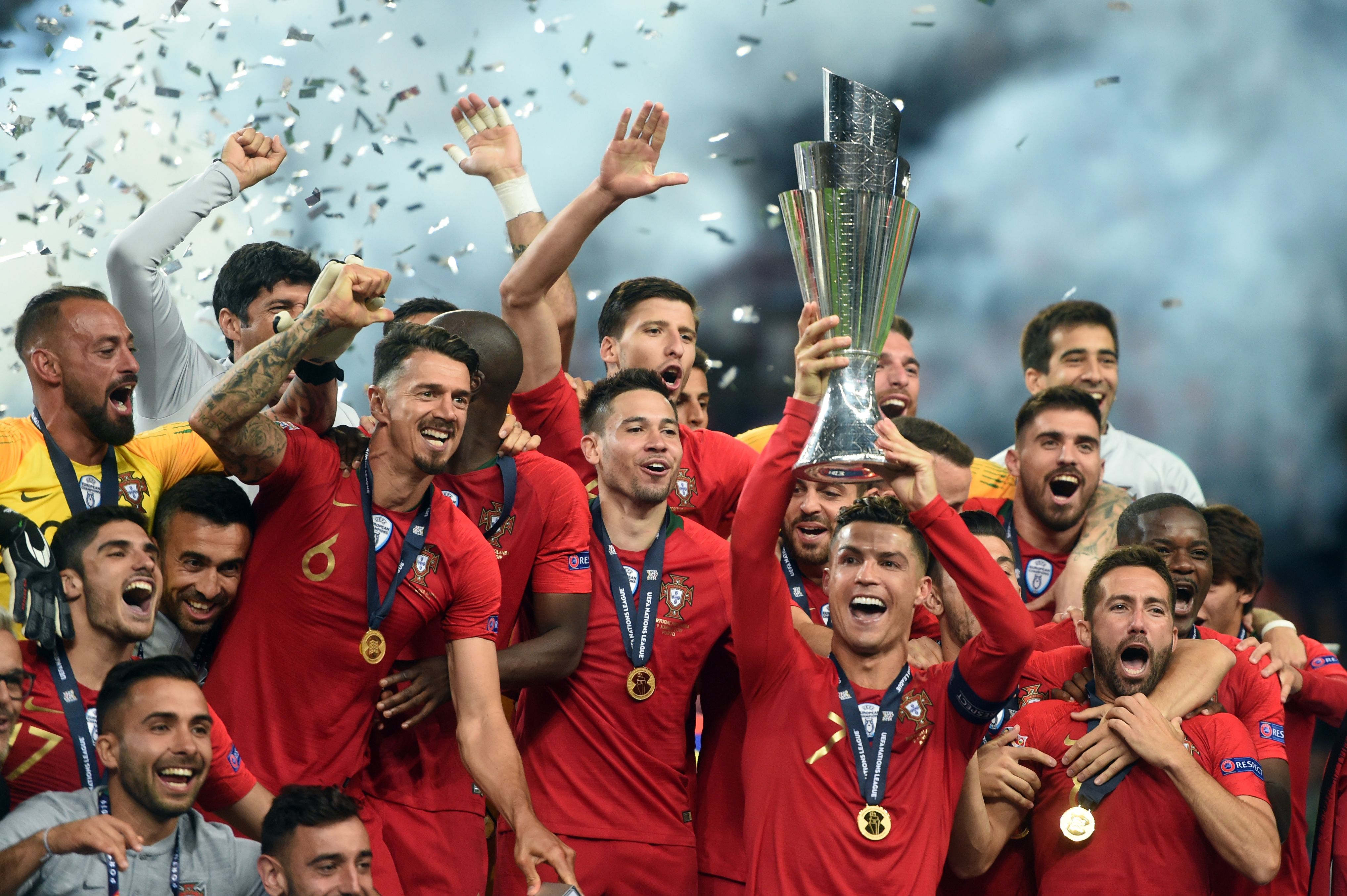 Kapten timnas Portugal Cristiano Ronaldo (angkat trofi ) dan rekan-rekannya bergembira setelah merebut juara UEFA Nations League 2018/2019.