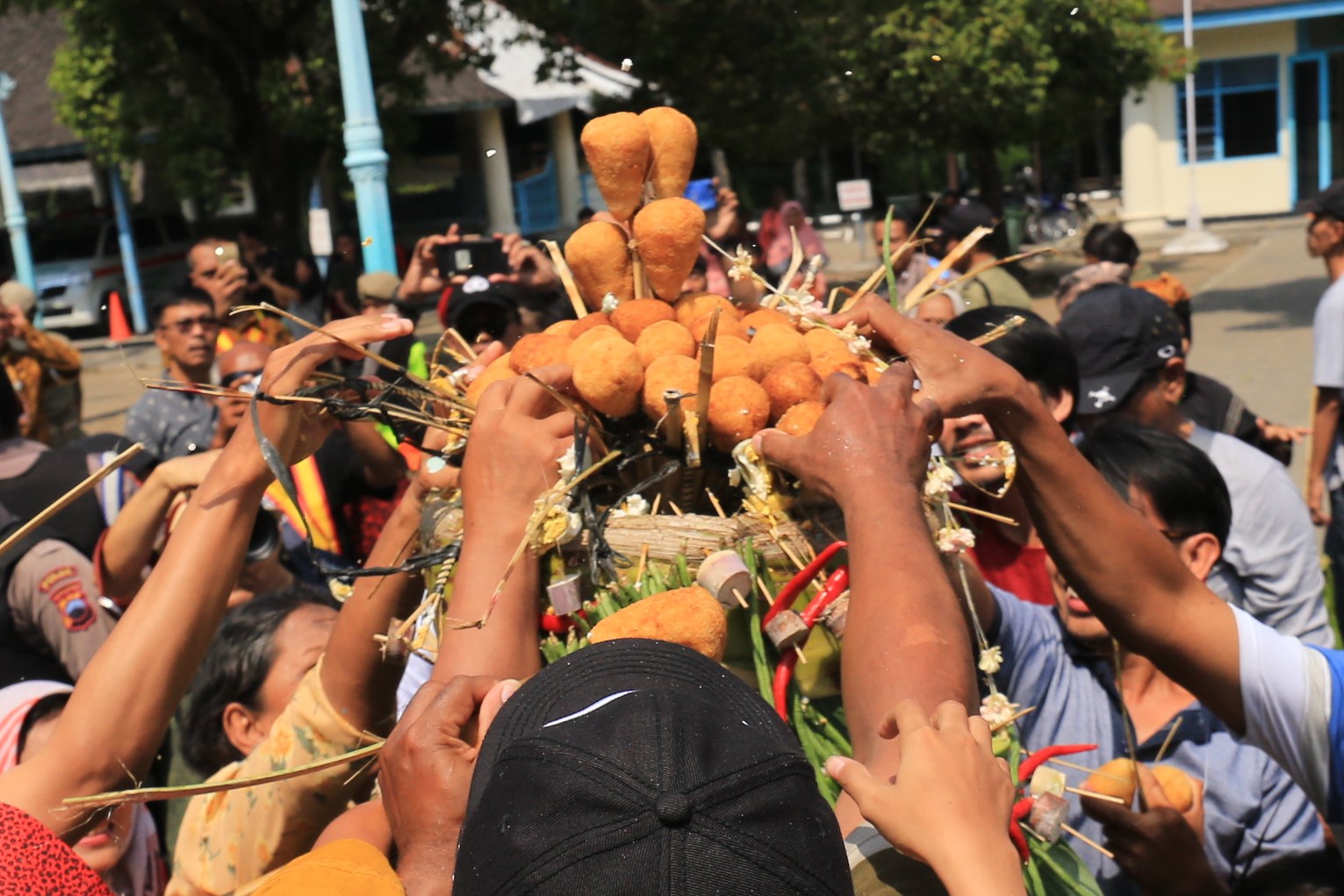 Masyakarat berebut gunungan dalam prosesi Grebeg Syawal di Solo, Jawa Tengah, Kamis (6/6).