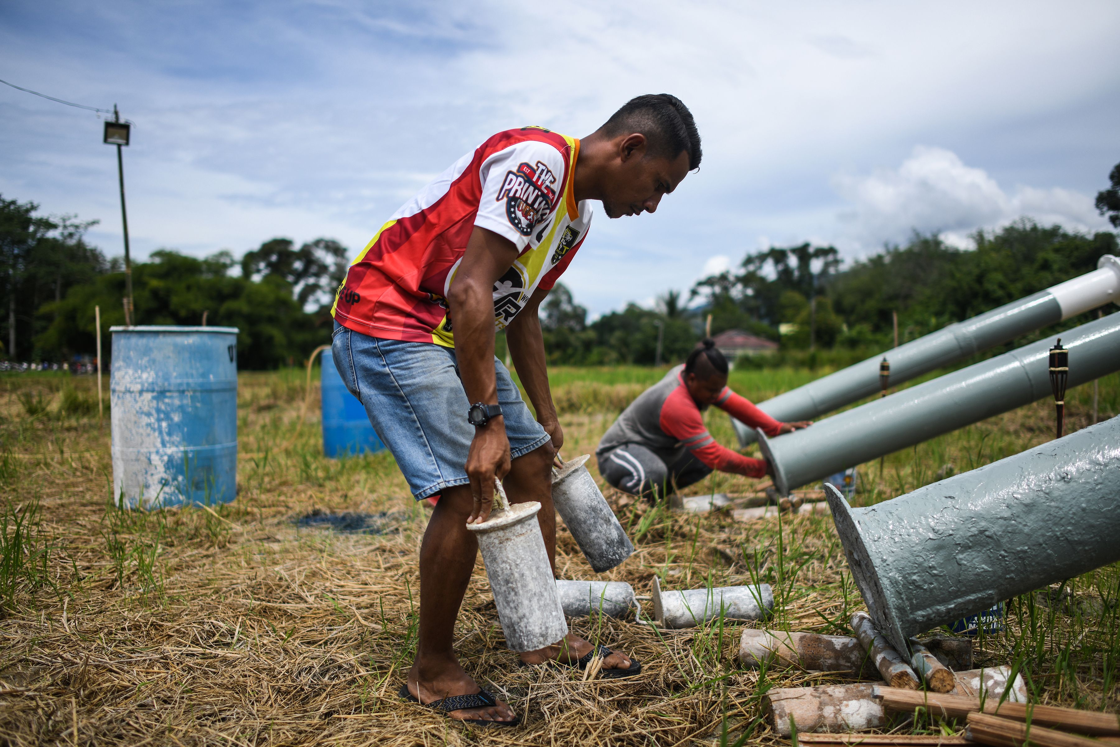 Lusinan meriam ditembakkan penduduk desa dari sebuah dusun Malaysia, tradisi beberapa dekade untuk merayakan awal Hari Raya Idul Fitr.