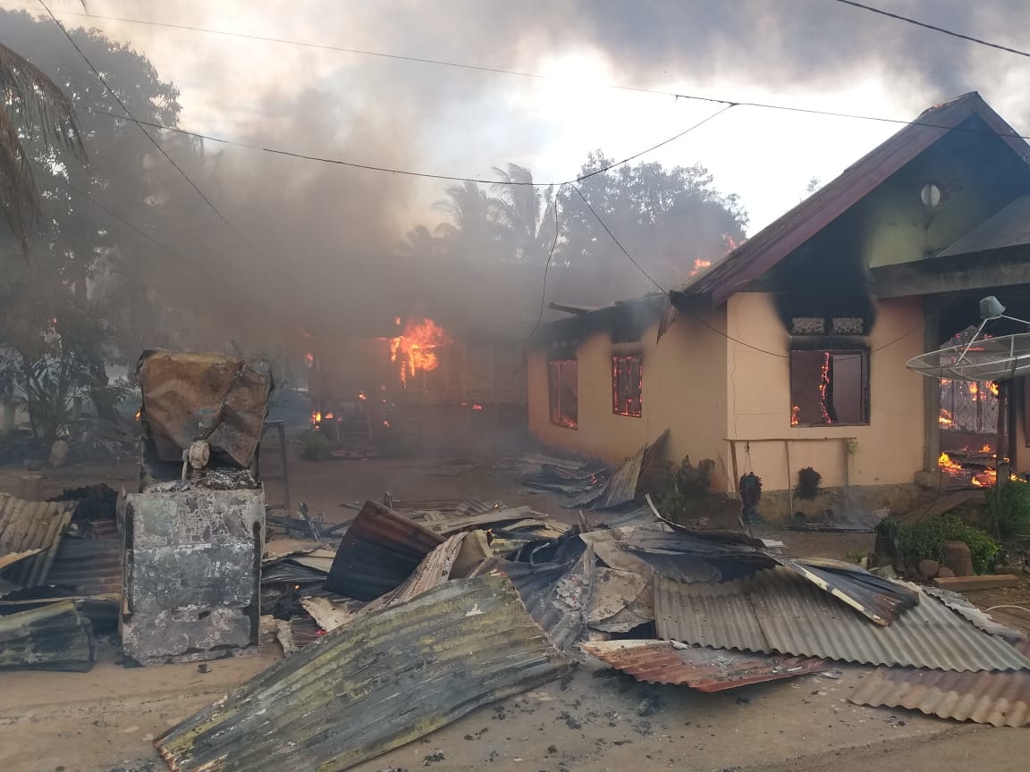 Puluhan rumah masih dalam kondisi terbakar di Desa Gunung Jaya usai terjadi keributan antarpemuda.