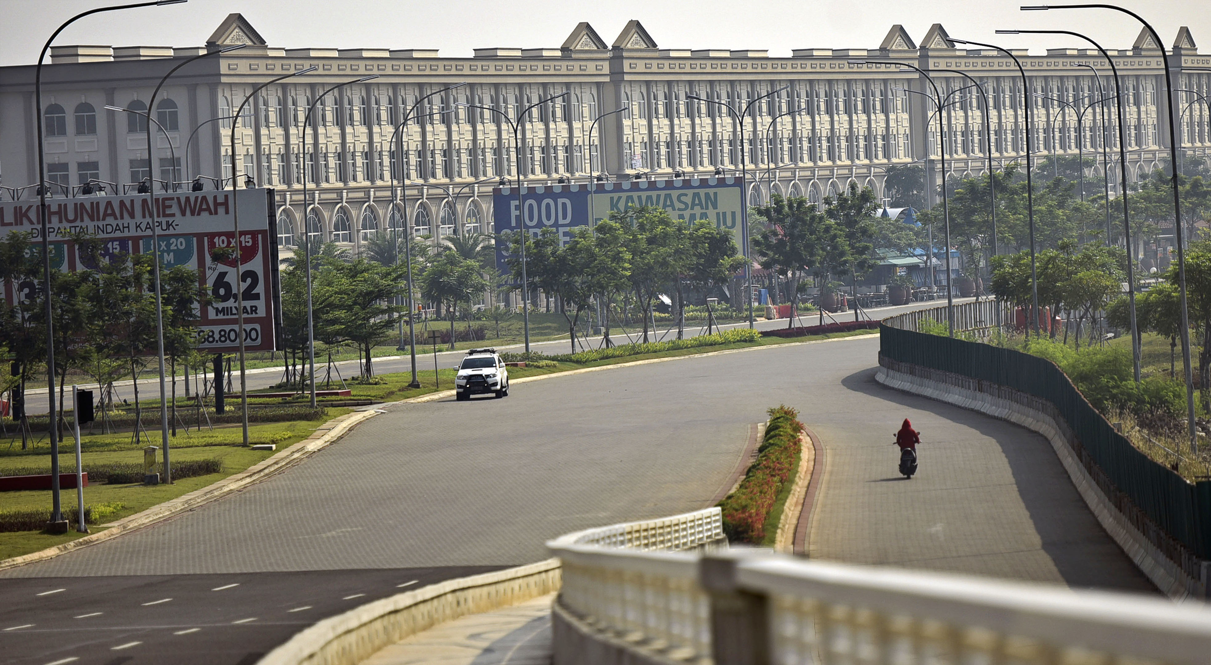  Deretan bangunan yang berada di kawasan Pulau D hasil reklamasi, di kawasan pesisir Jakarta