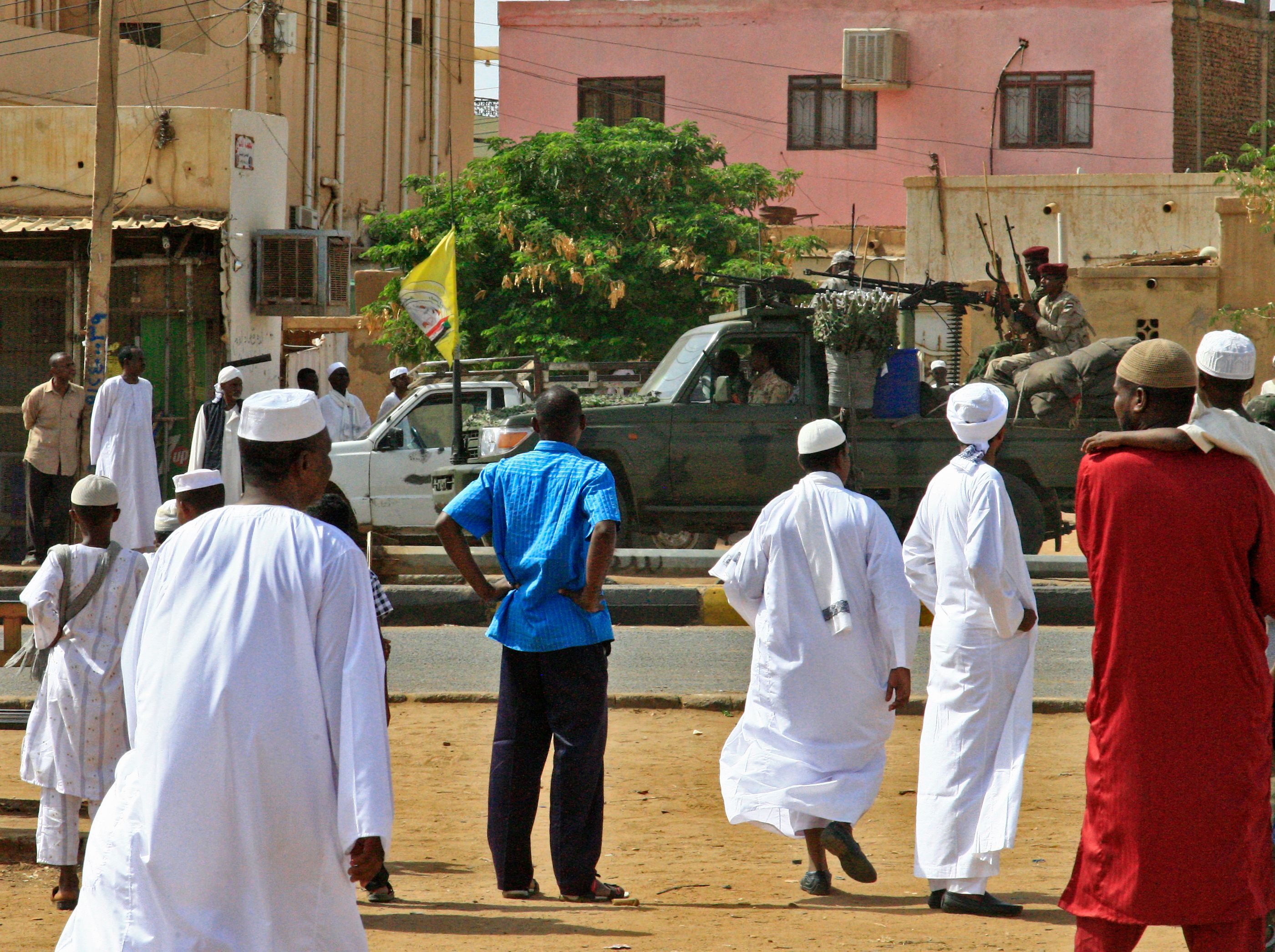 Pasukan keamanan Sudan berpatroli ketika umat Muslim menghadiri doa Idul Fitri yang menandai akhir bulan puasa Ramadhan pada 5 Juni 2019.