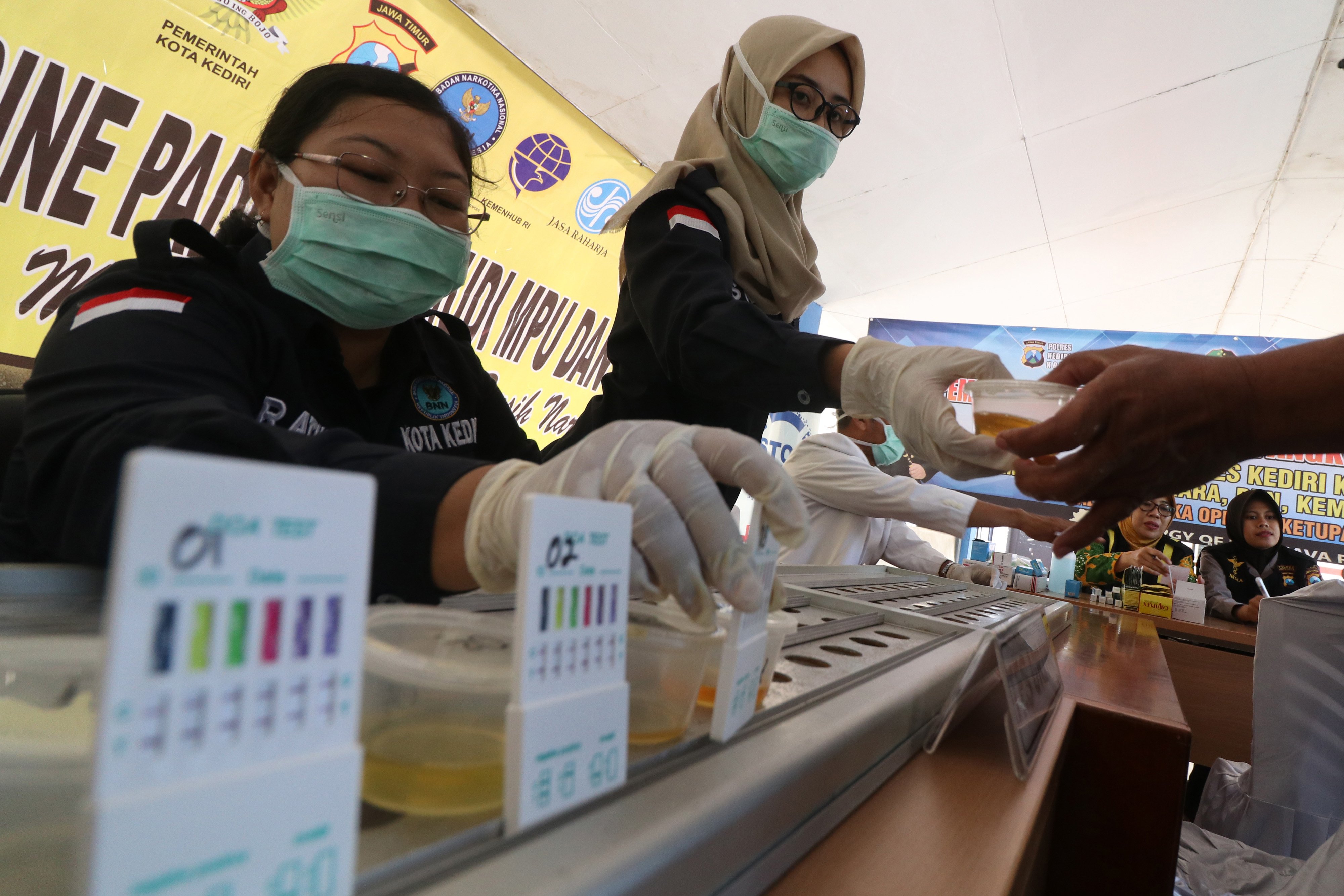  Petugas Badan Narkotika Nasional (BNN) memeriksa urine