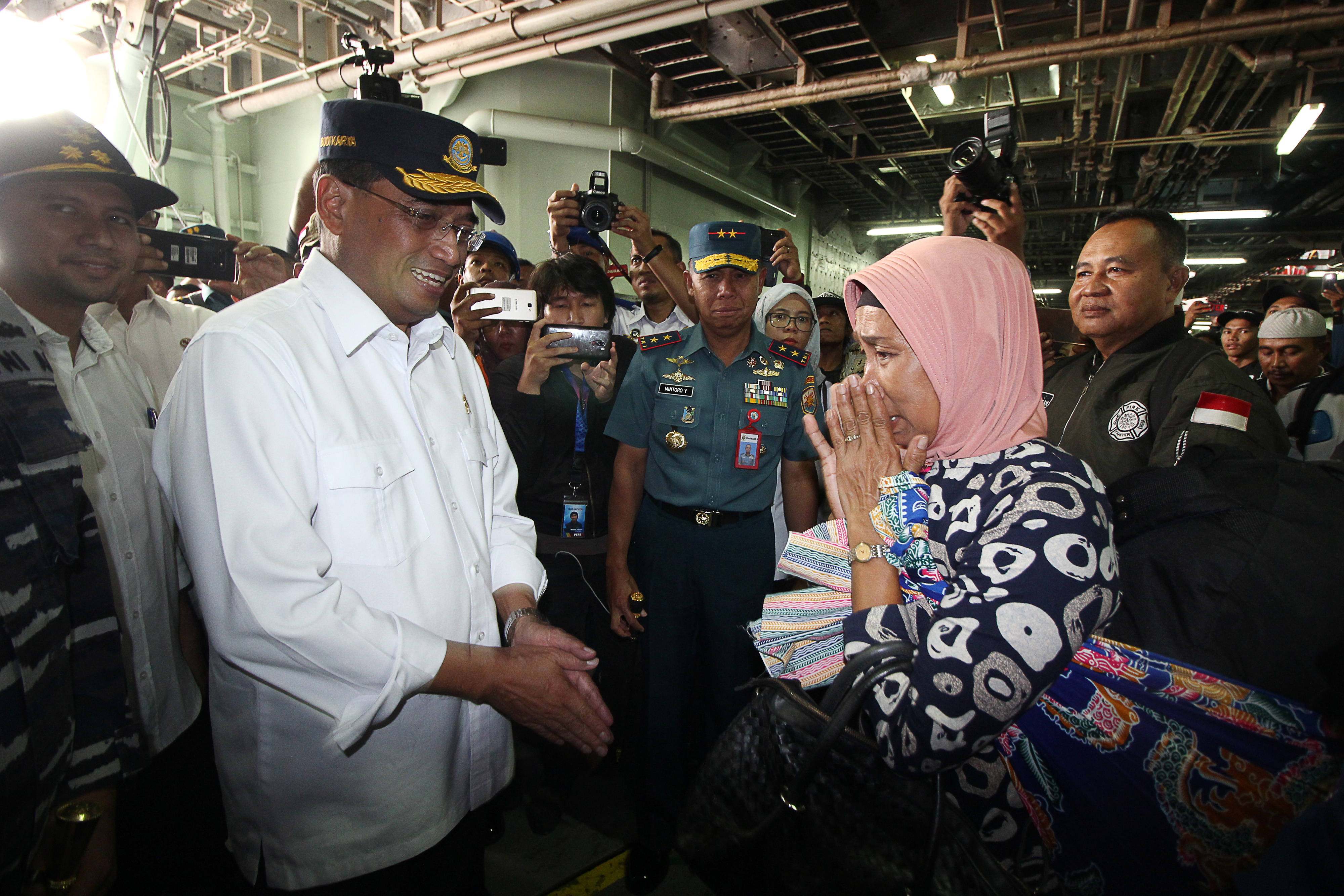 Menteri Perhubungan Budi Karya Sumadi (kiri)