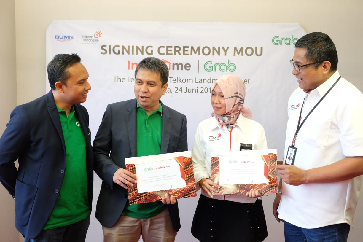 Suasana penandatangananan Memorandum of Understanding antara Telkom dan Grab di Jakarta, Senin (24/6).