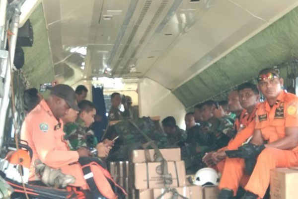 Suasana tim SAR gabungan TNI yang diberangkatkan dari Lanud Silaspapare Jayapura di Sentani, menuju Oksibil cari helikopter MI 17. ANTARA/Mu