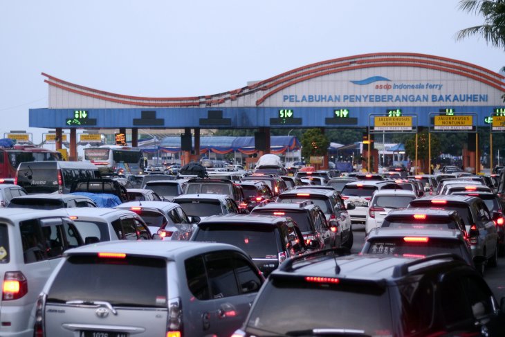Antre kendaraan di Pelabuhan Bakauheni Lampung Selatan, Lampung, Jumat (7/6). 