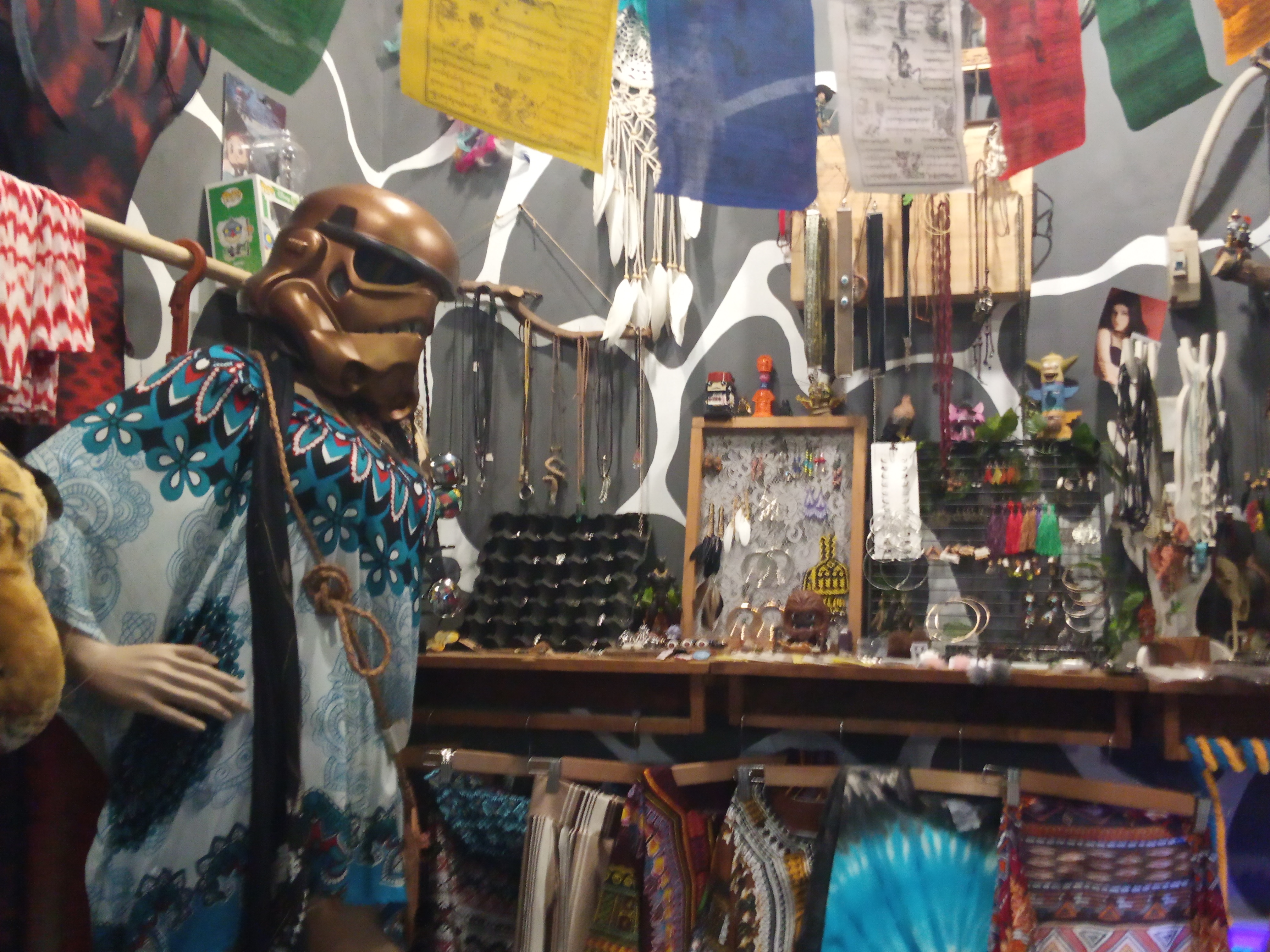 Kios pernak-pernik di Pasar Santa.