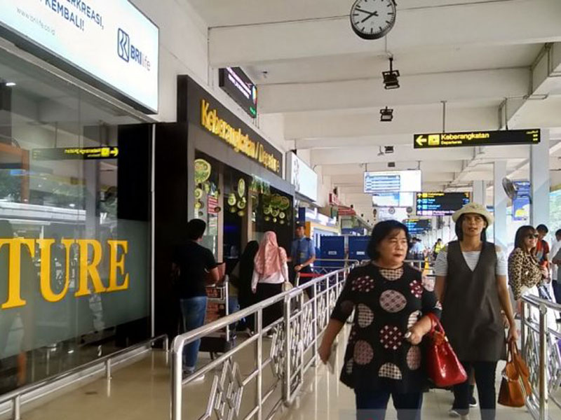 Calon penumpang angkutan udara berjalan menuju pintu masuk keberangkatan di Bandara Halim Perdana Kusuma, Jakarta, Selasa (4/6).