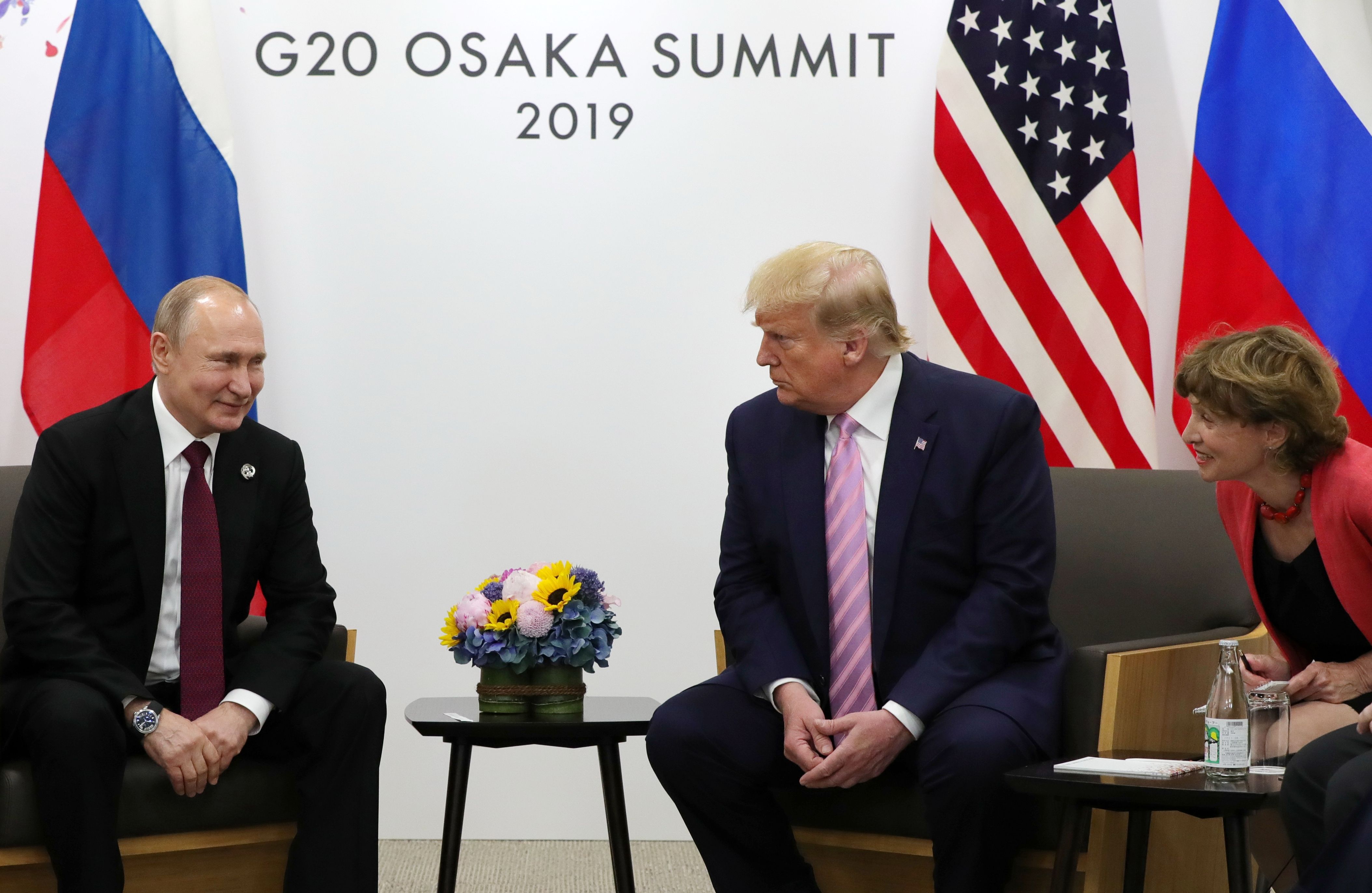 Presiden Rusia Vladimir Putin dan Presiden AS Donald Trump mengadakan pertemuan di sela-sela KTT G20 di Osaka pada 28 Juni 2019.