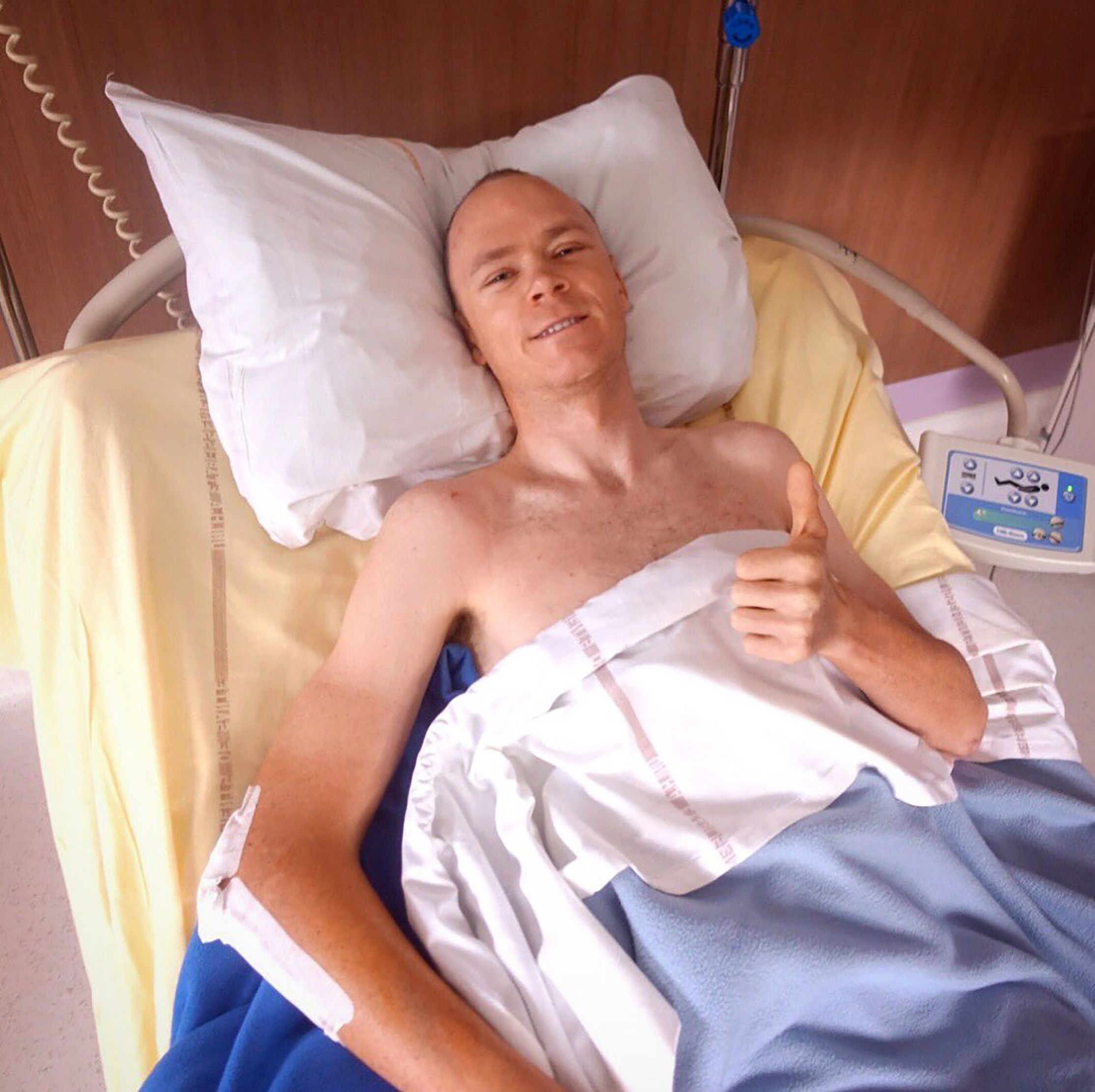 Christopher Froome usai menjalani operasi di University Hospital of Saint-Etienne