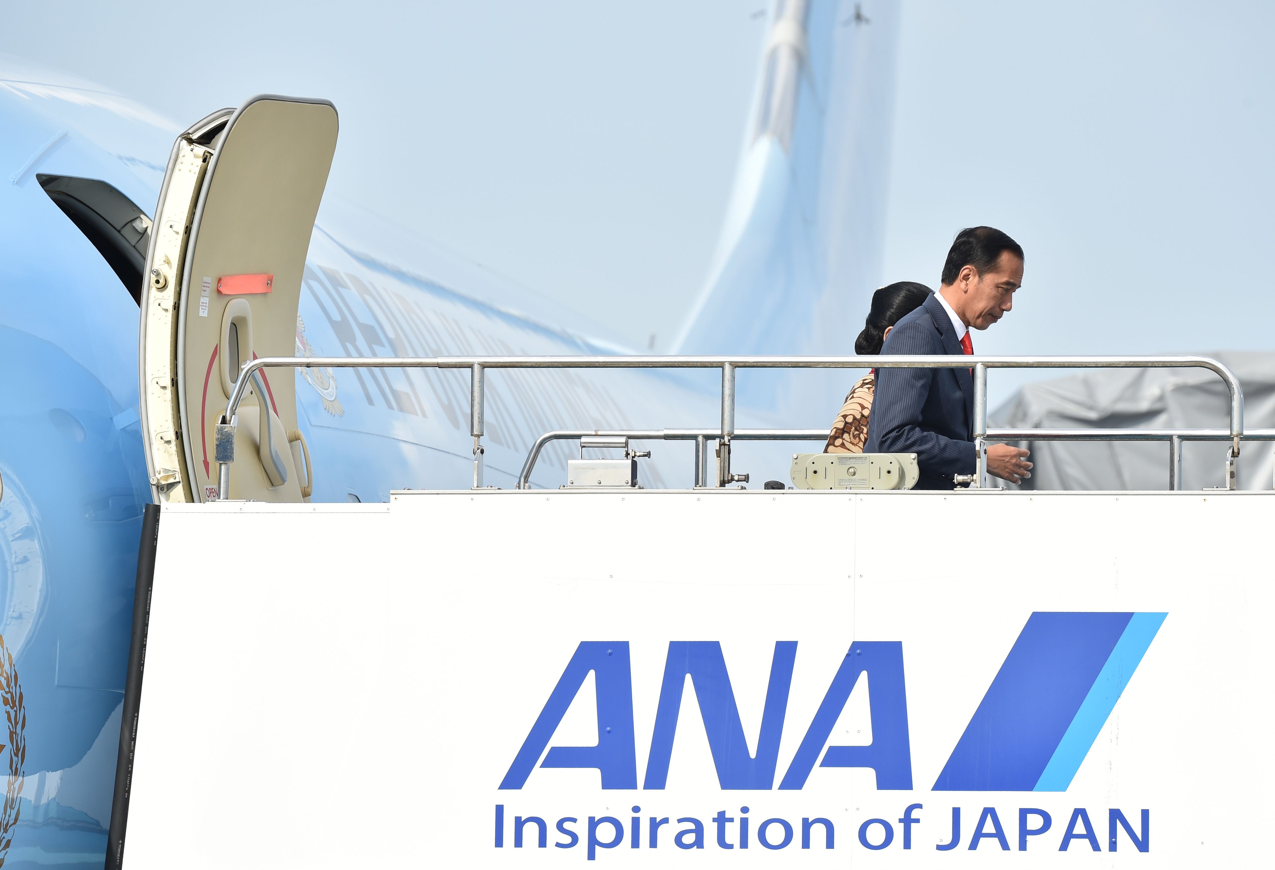 Presiden Joko Widodo bersama Ibu Iriana tiba di Osaka, Jepang untuk menghadiri KTT G-20