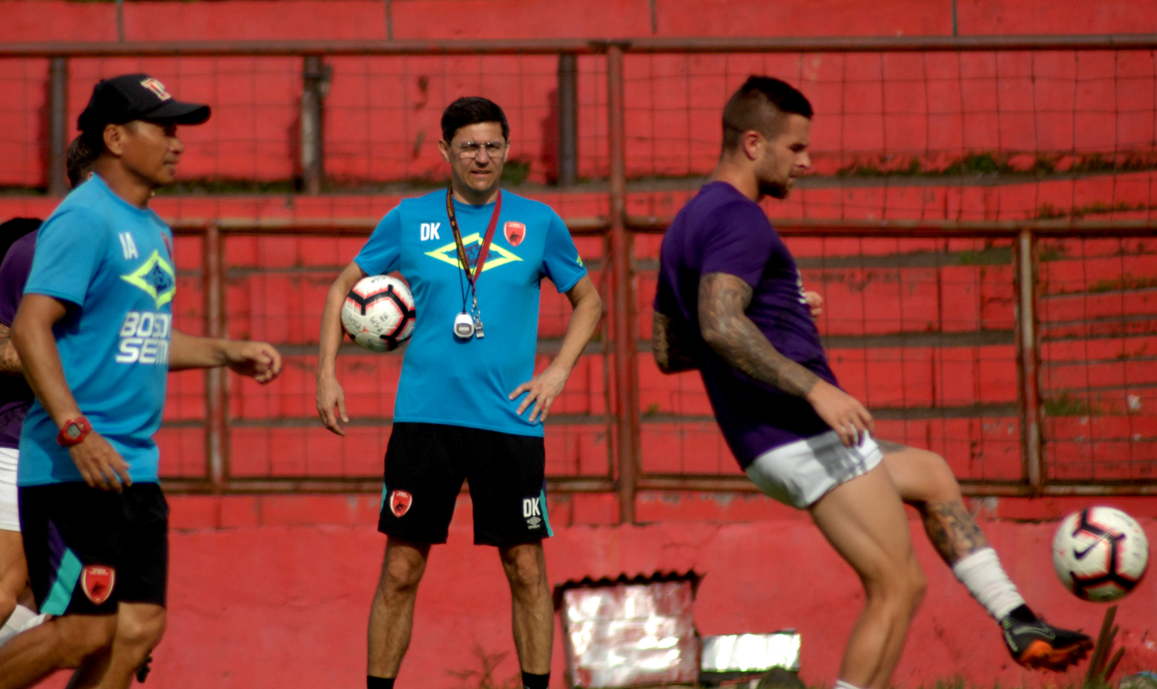 Pelatih PSM Makassar Darije Kalezic (tengah) memimpin latihan di Stadion Andi Mattalatta, Makassar, Sulawesi Selatan
