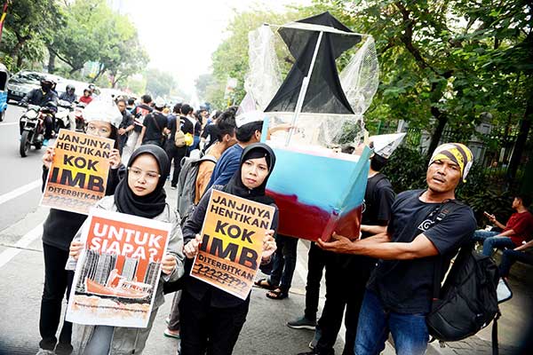 BEM UI berunjuk rasa mengkritik inkonsistensi Gubernur DKI Jakarta Anies Baswedan terkait dengan penerbitan IMP di pulau reklamasi.