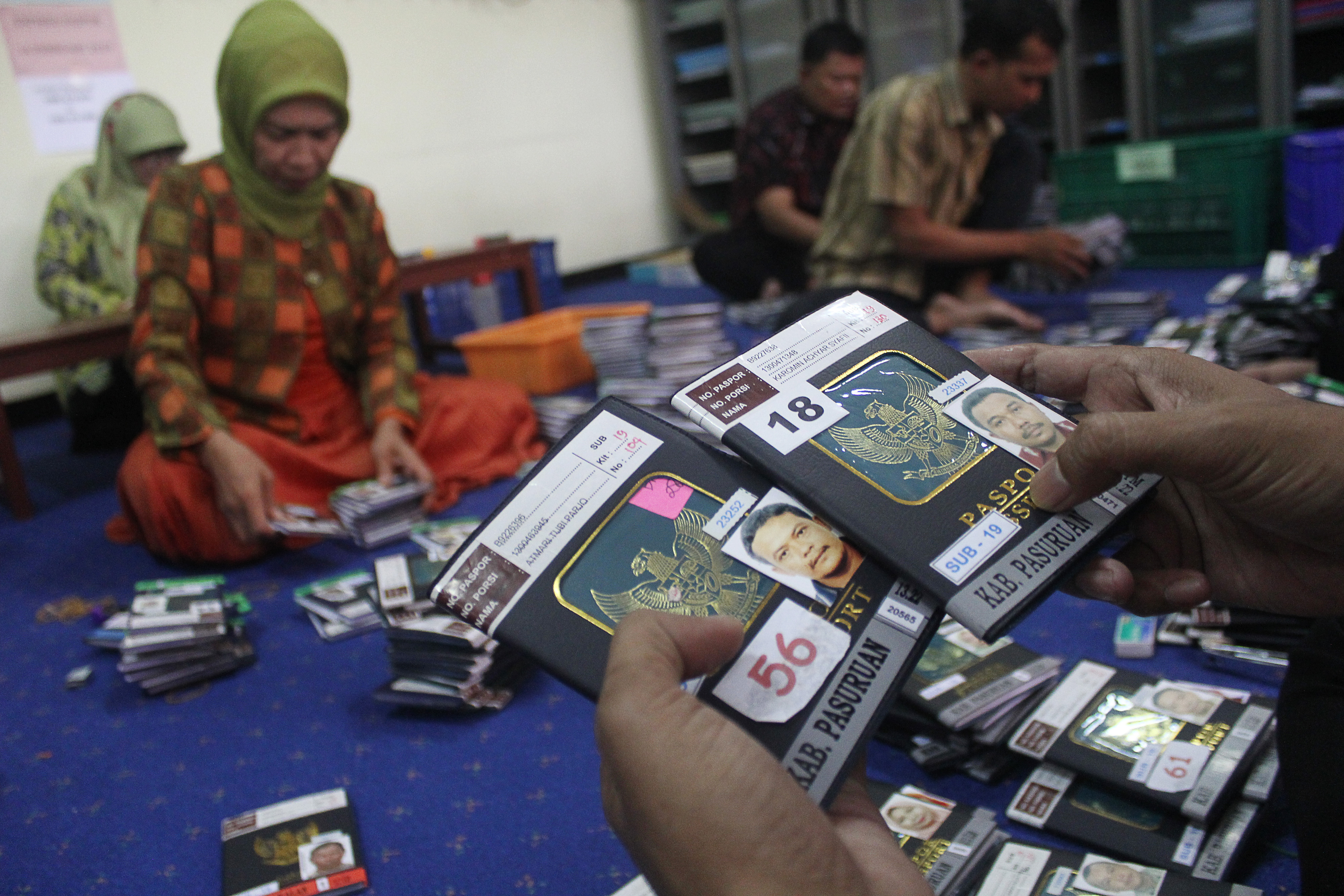 Petugas menyiapkan dokumen paspor dan visa jamaah calon haji 