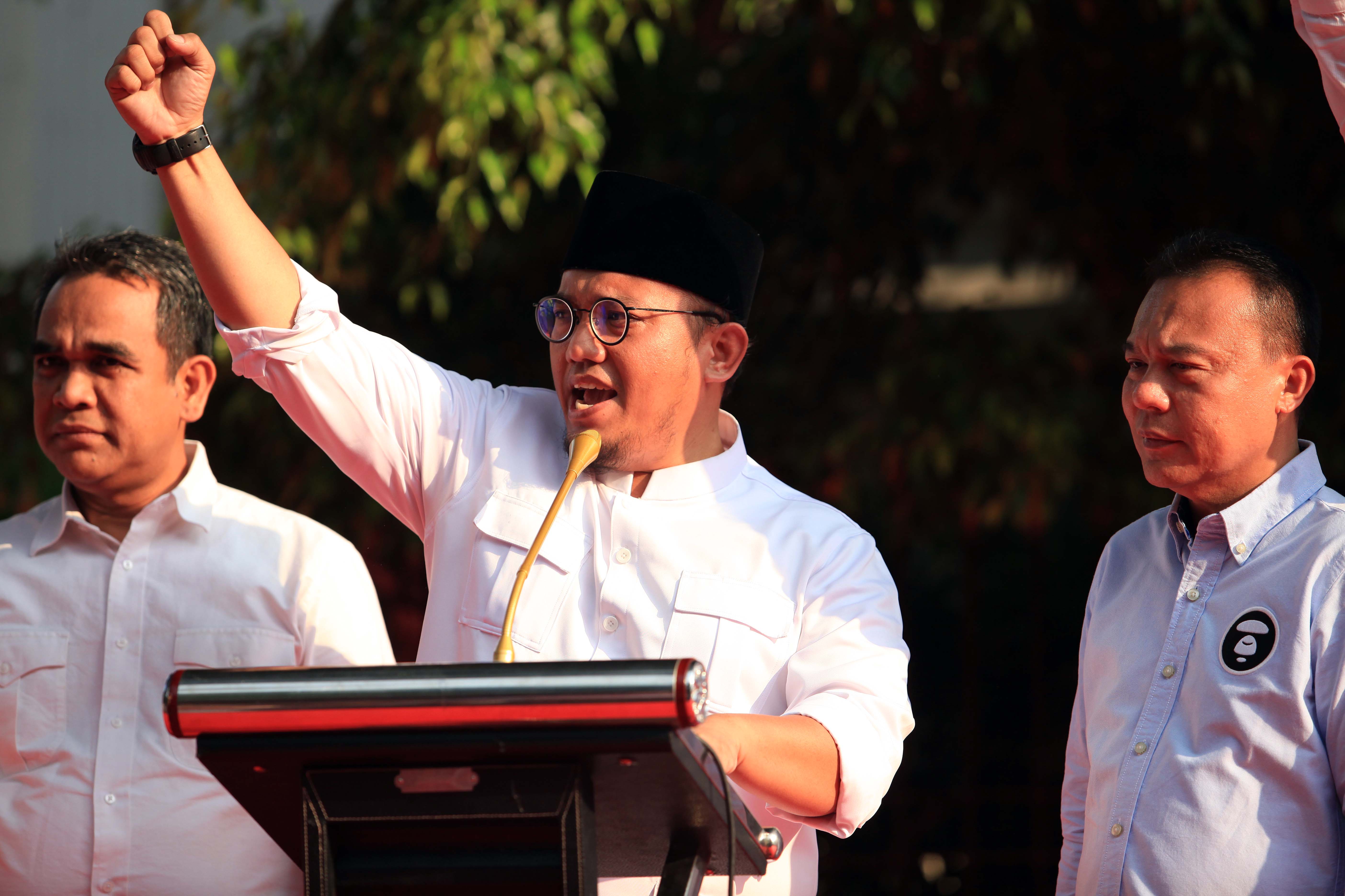 Jubir Badan Pemenangan Nasional (BPN) Prabowo-Sandi, Dahnil Anzar Simanjuntak (tengah), bersama sejumlah anggota BPN 