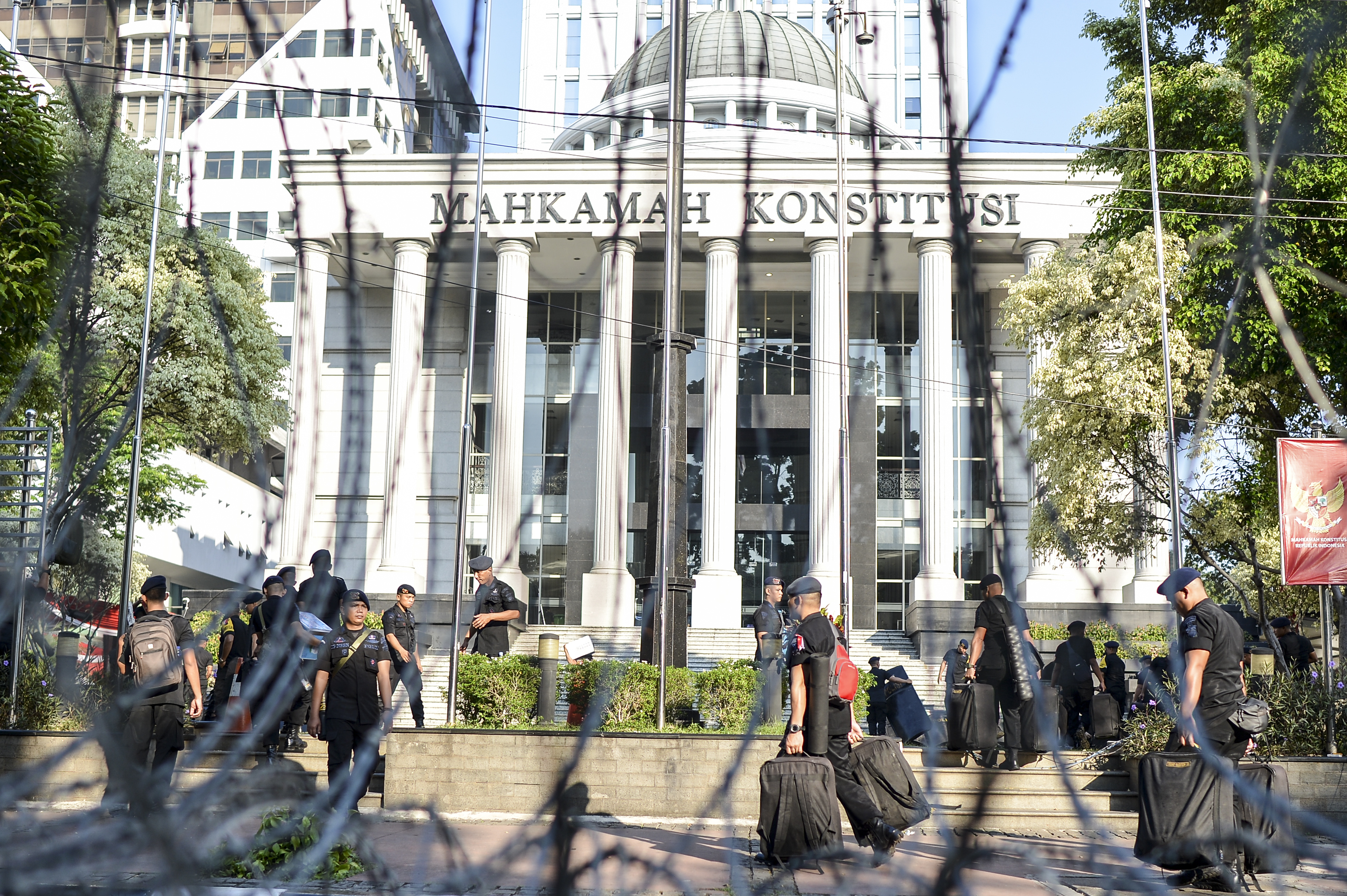 Personel Brimob Polri bersiap melakukan pengamanan di sekitar Gedung Mahkamah Konstitusi (MK), Jakarta, Selasa (18/6/2019)