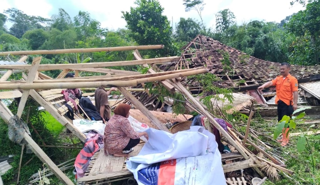 ilustrasi -- bencana puting beliung yang merobohkan rumah warga