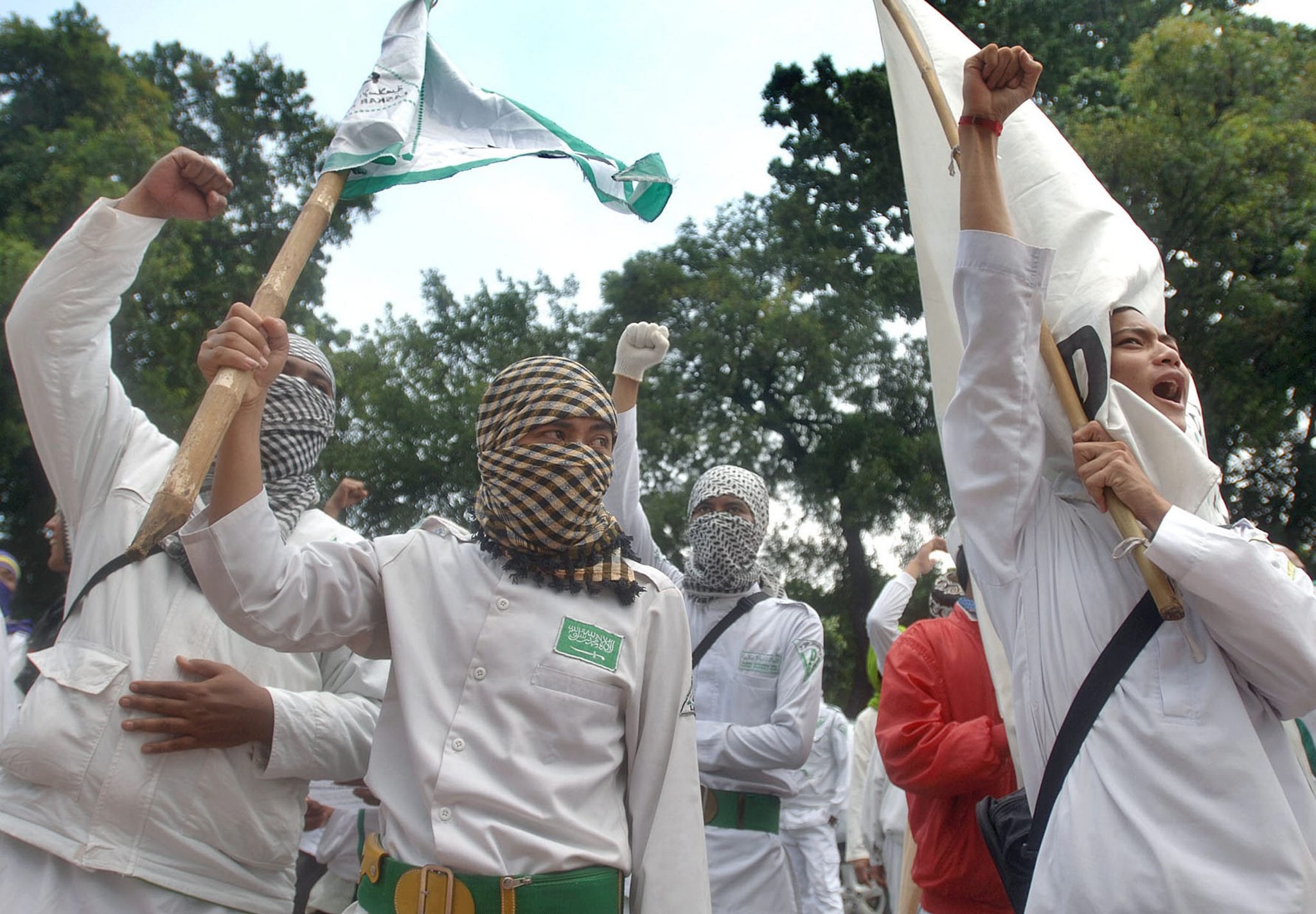 Sejumlah massa dari Front Pembela Islam (FPI) melakukan aksi di depan Gedung Mahkaman Konstitusi (MK), Jakarta, Rabu (27/1)