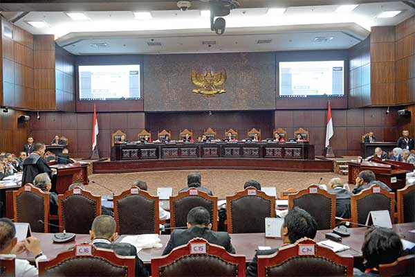 Ketua Majelis Hakim Konstitusi Anwar Usman (tengah) didampingi hakim konsitusi lainnya memimpin sidang perdana sengketa Perselisihan Hasil P