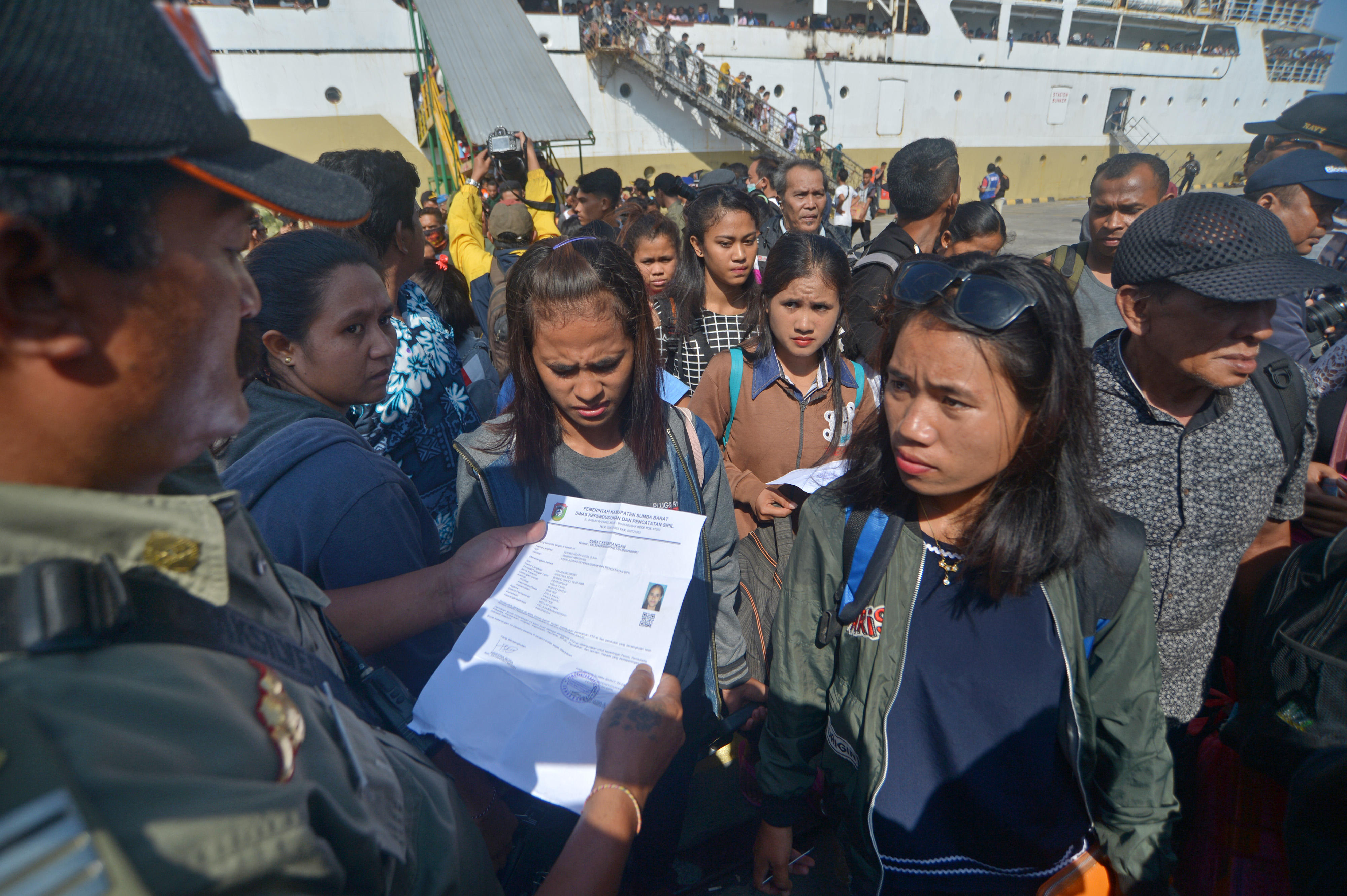 Anggota Satpol PP Kota Denpasar memeriksa surat domisili penumpang kapal KM Awu setibanya di Pelabuhan Benoa, Denpasar.