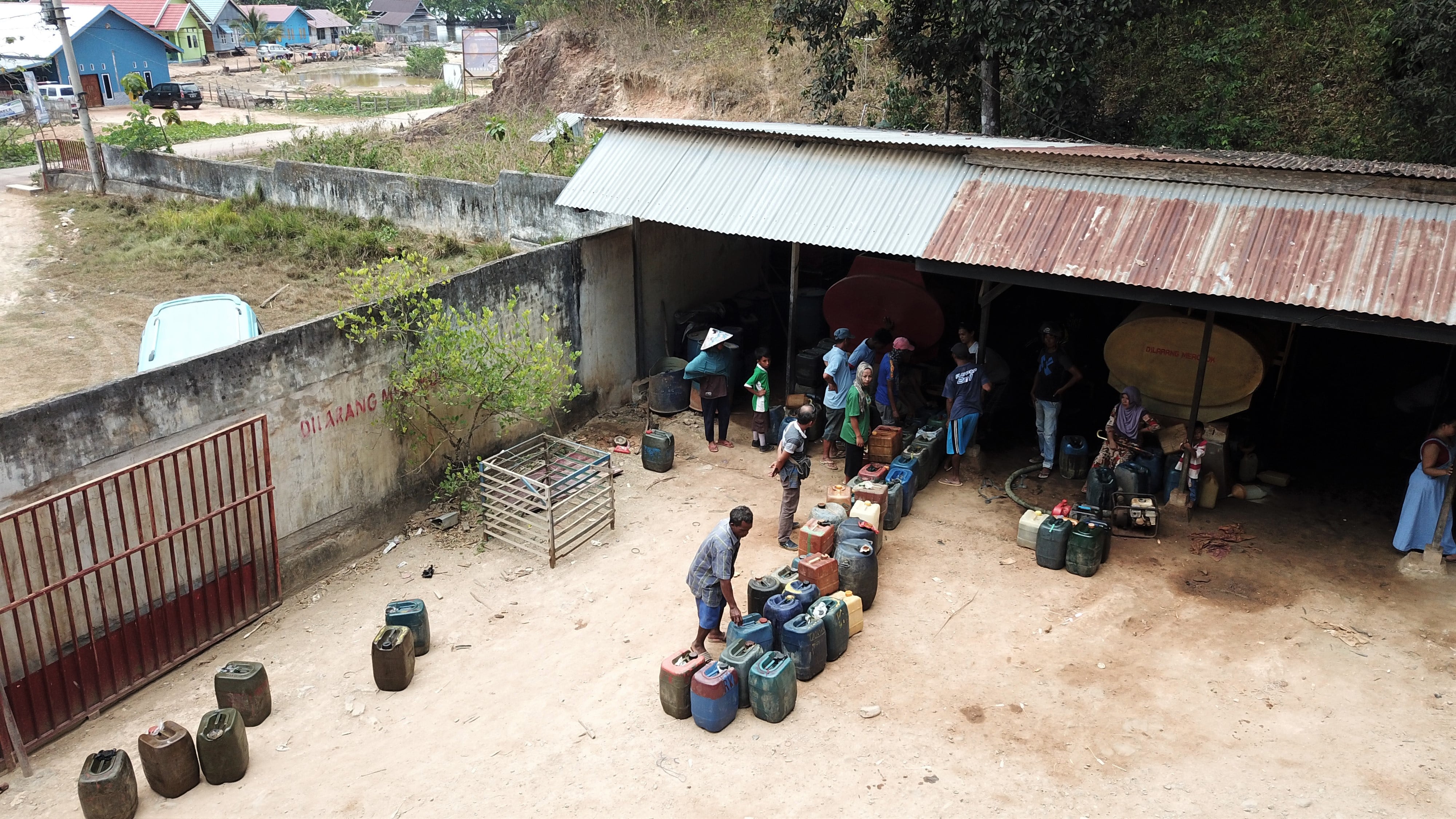 Sejumlah nelayan membeli BBM jenis solar bersubsidi di salah satu SPBN di Soropia, Konawe, Sulawesi Tenggara.