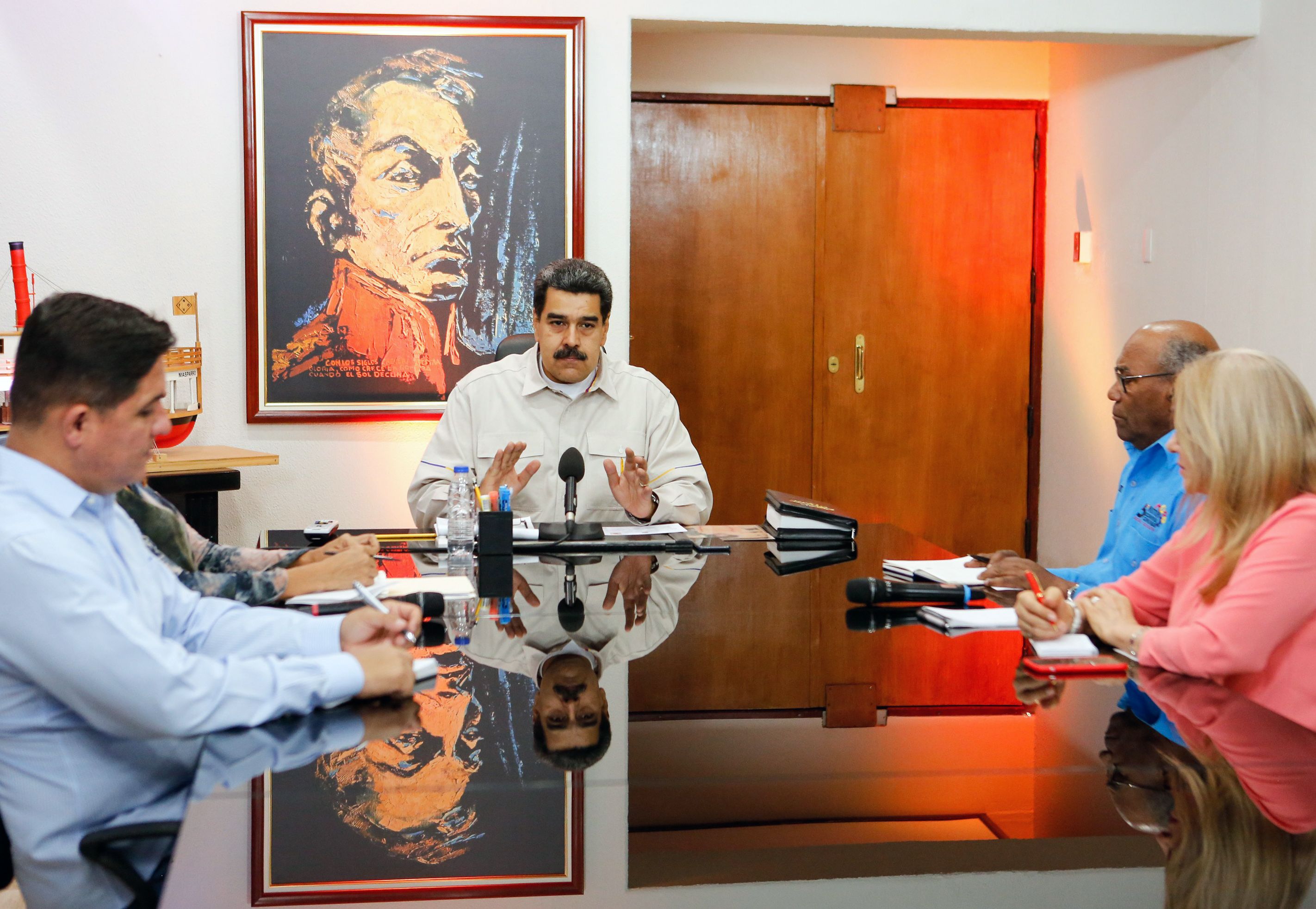 Presiden Venezuela Nicolas Maduro (tengah)