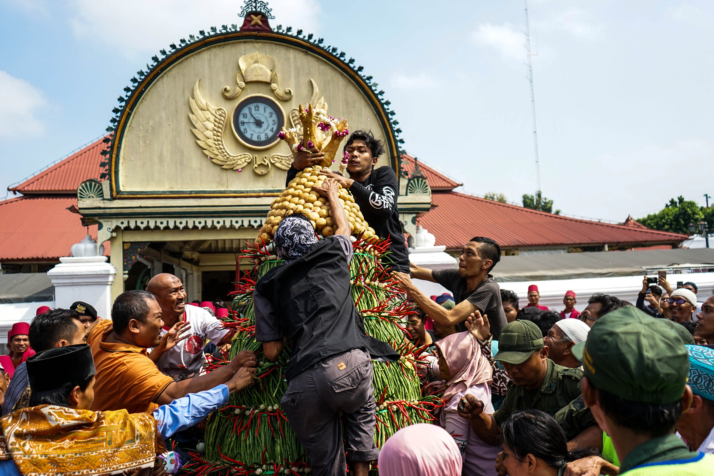 Sejumlah warga berebut gunungan saat prosesi Grebeg Syawal 1440 H di Masjid Gede Kauman, Yogyakarta, Rabu (5/6)