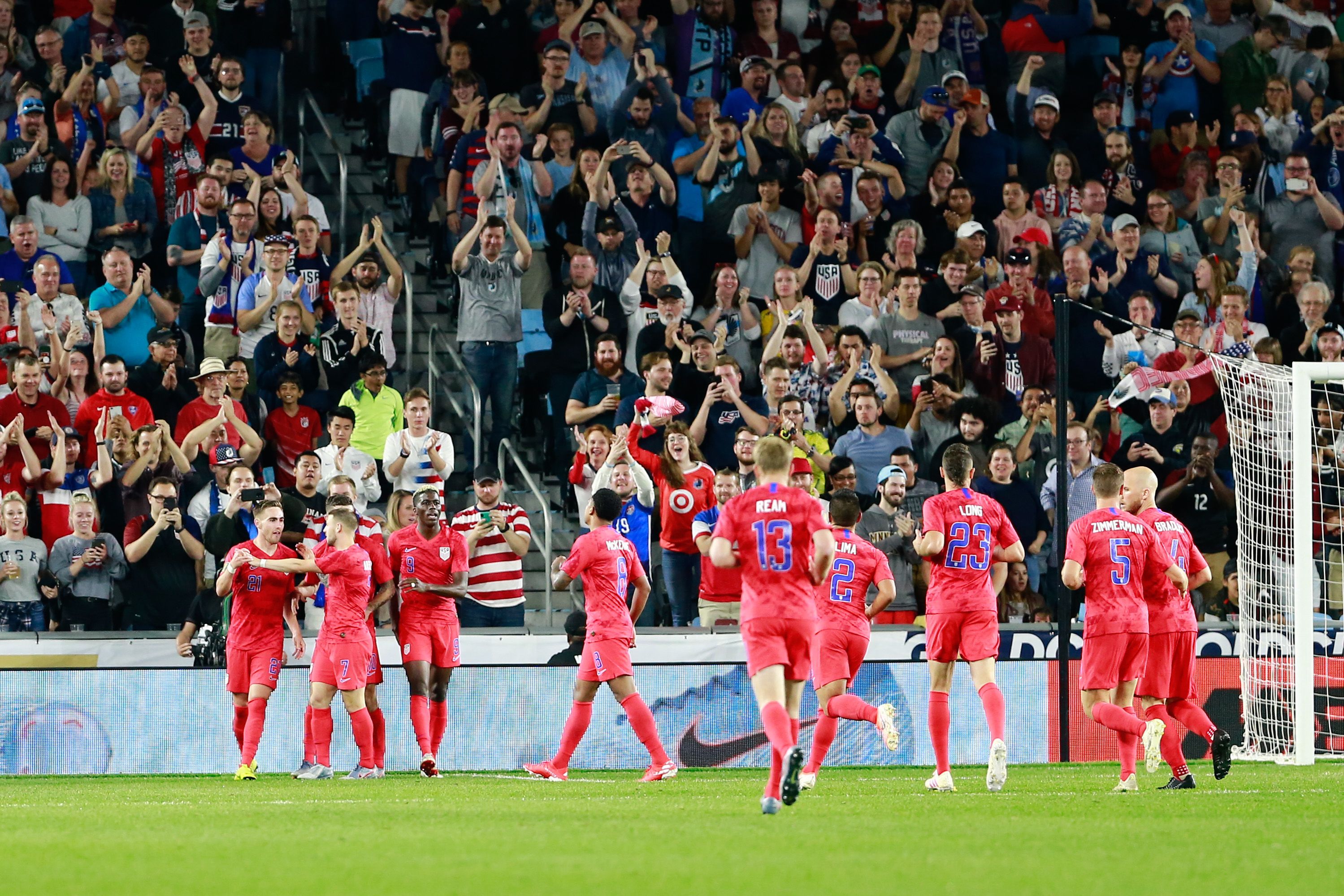 Para pemain Amerika Serikat merayakan kemenangan mereka atas Guyana di laga Piala Emas.