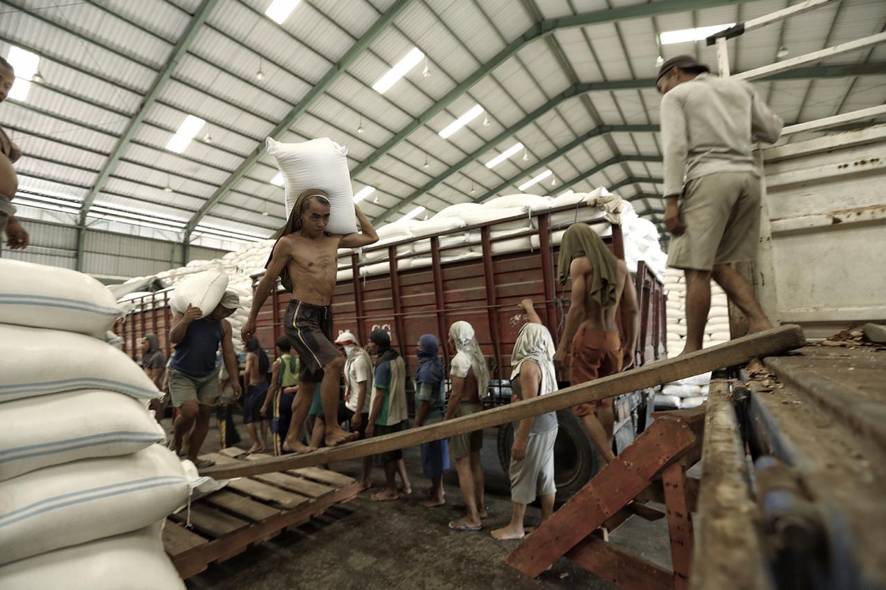 Pergudangan Bulog di Banjarkemantren, Buduran, Sidoarjo, Kamis (17/6).
