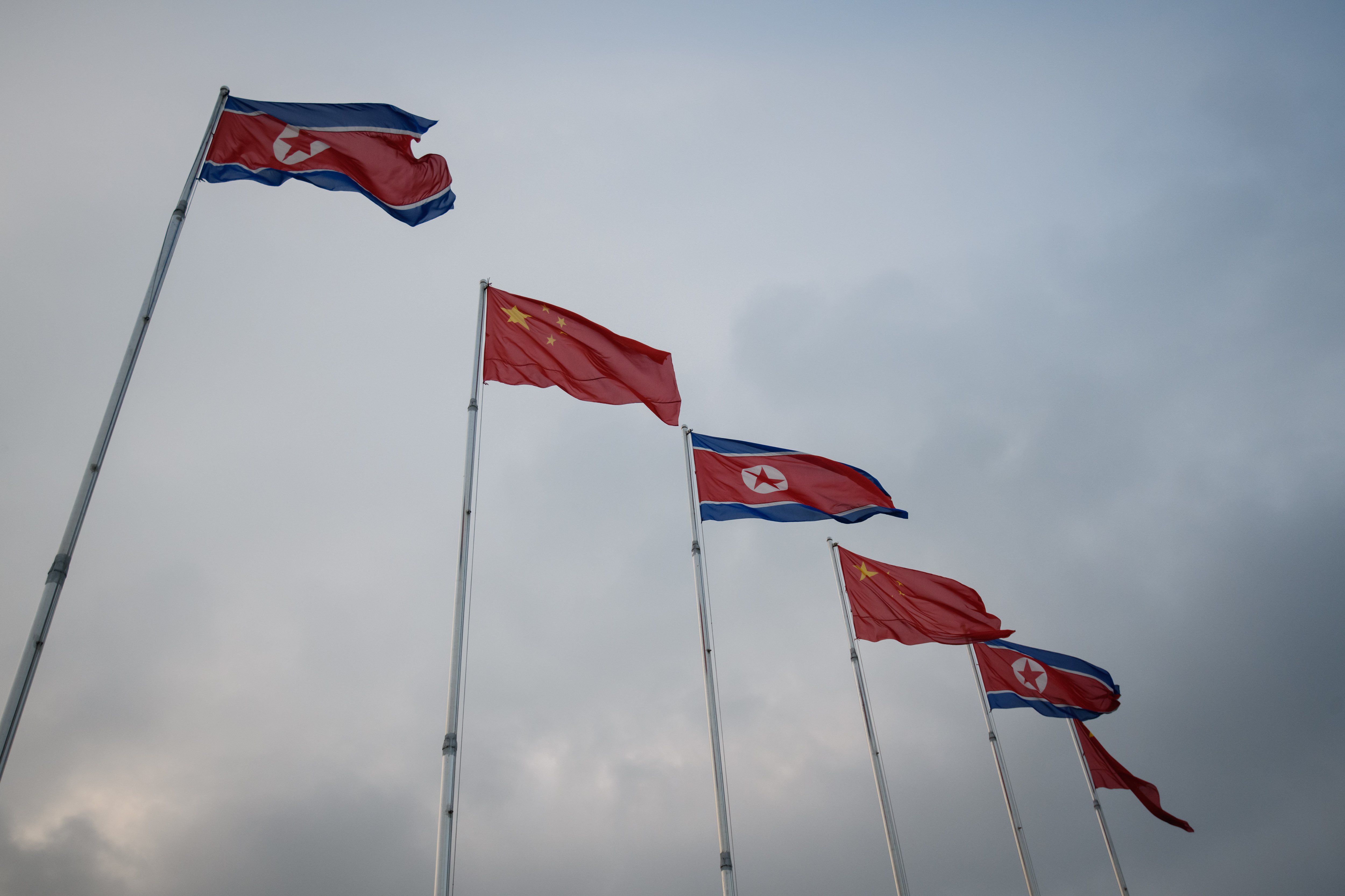 Bendera Korea Utara dan Tiongkok berkibar berdampingan di Pyongyang menjelang lawatan Presiden Tiongkok Xi Jinping ke Pyongyang.