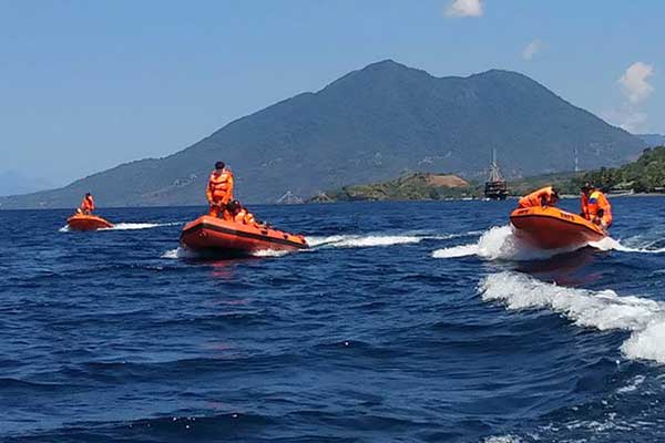  Tim SAR gabungan melakukan pencarian terhadap penumpang Perahu Motor Nusa Kenari 2 yang hilang  di  Perairan Tanjung Margeta, NTT