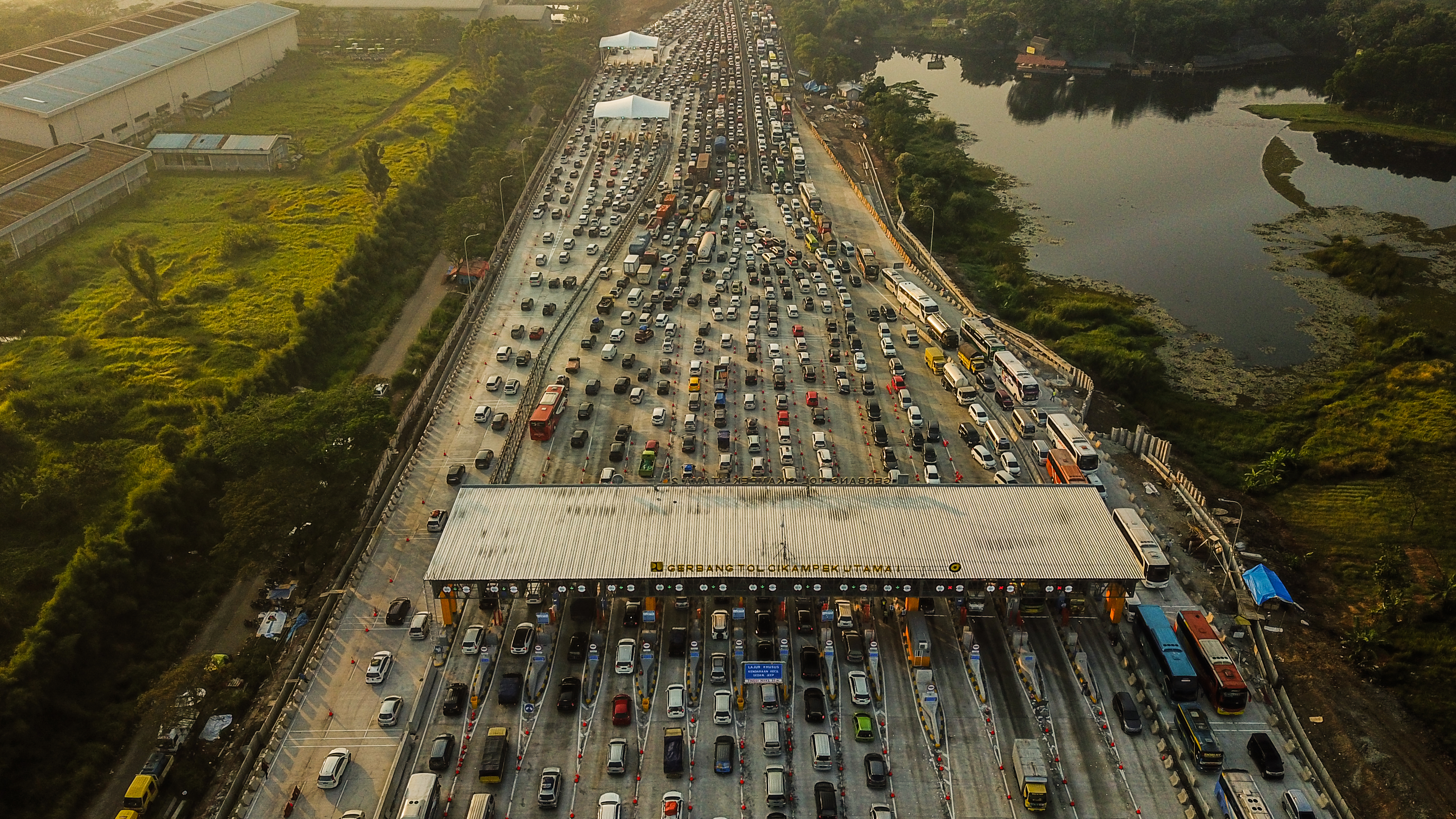 Kendaraan antre memasuki Gerbang Tol Cikampek Utama 1, Cikampek, Jawa Barat