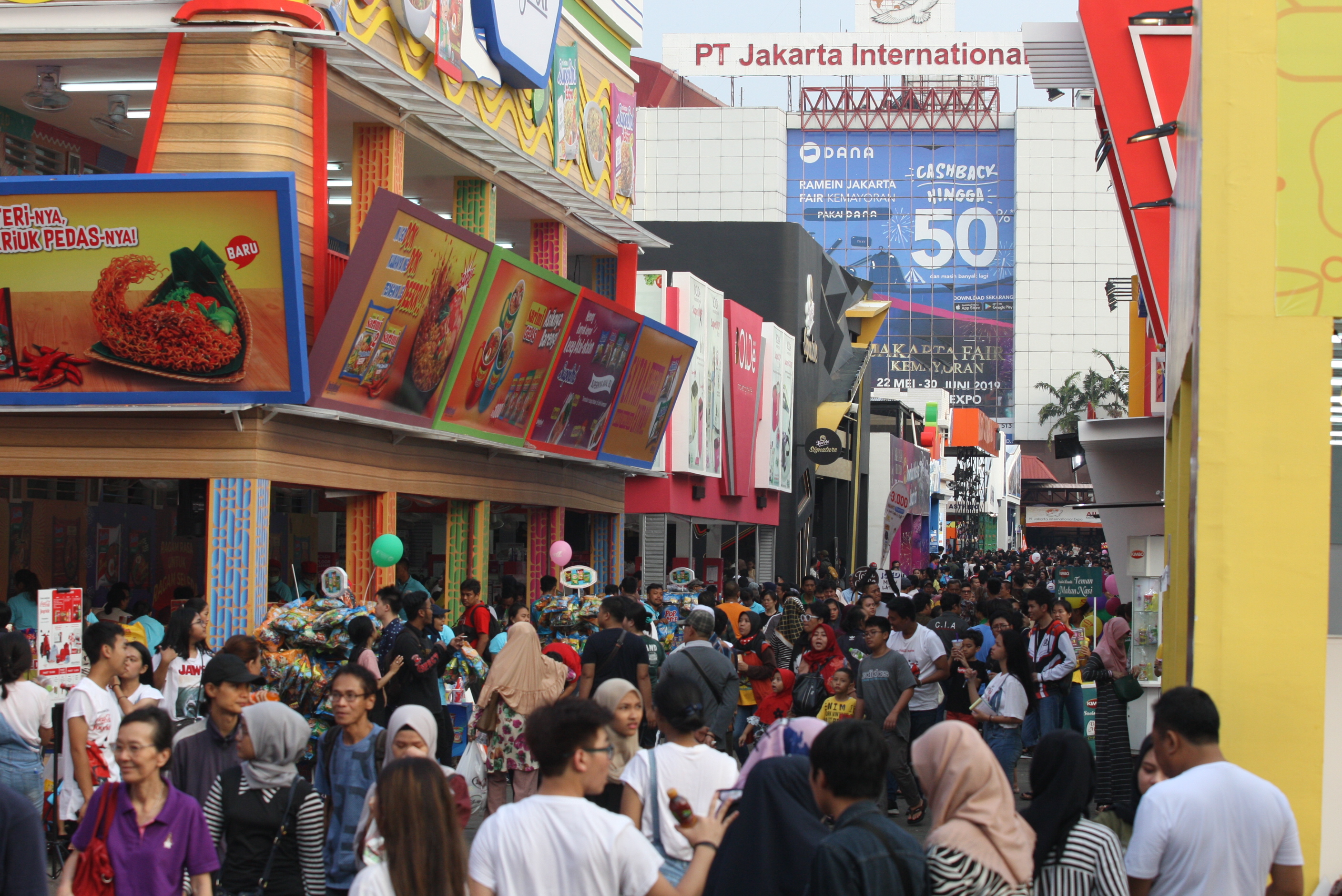 Pengunjung meramaikan Jakarta Fair, Kemayoran.